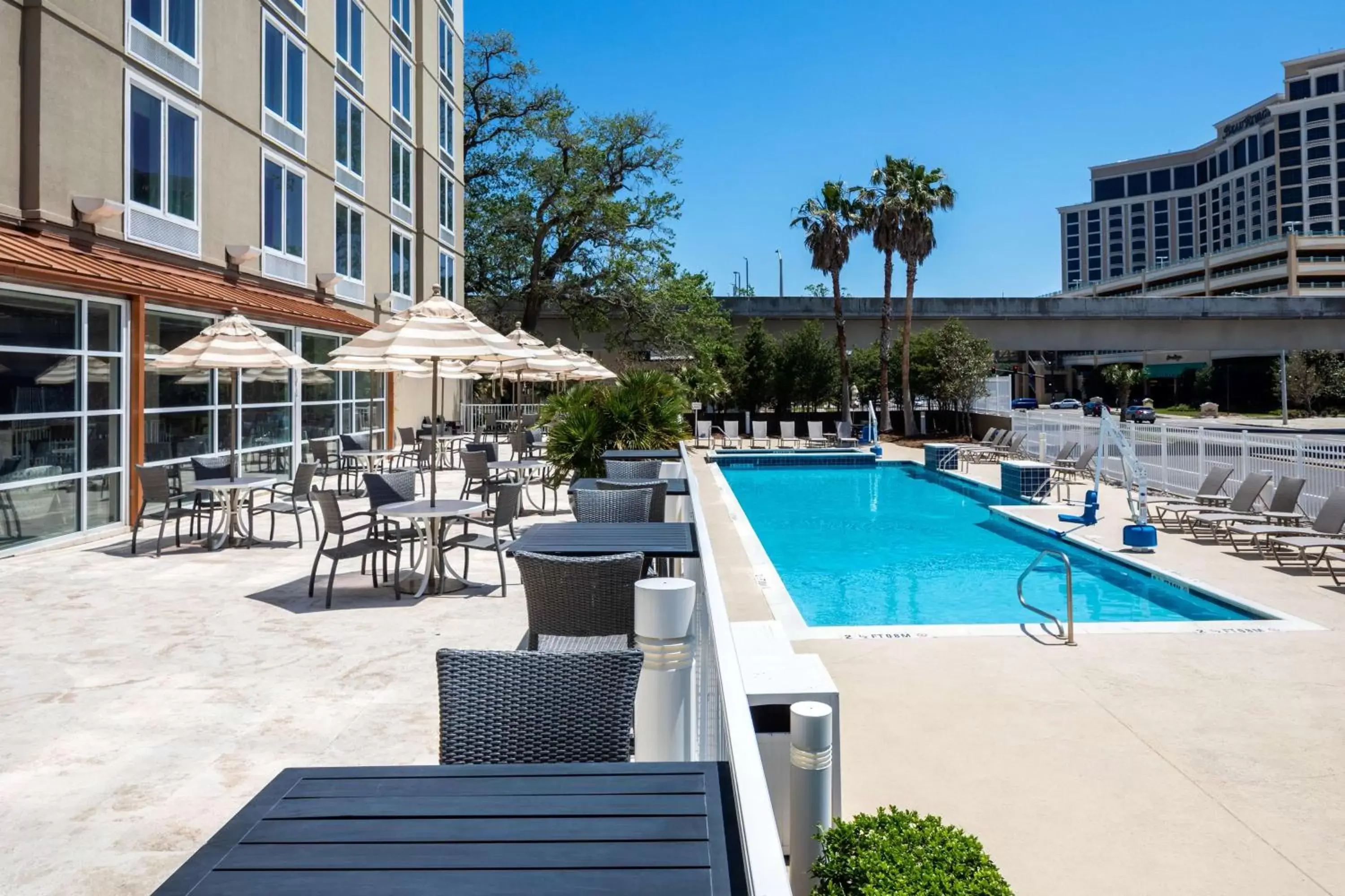 Pool view, Swimming Pool in DoubleTree by Hilton Biloxi