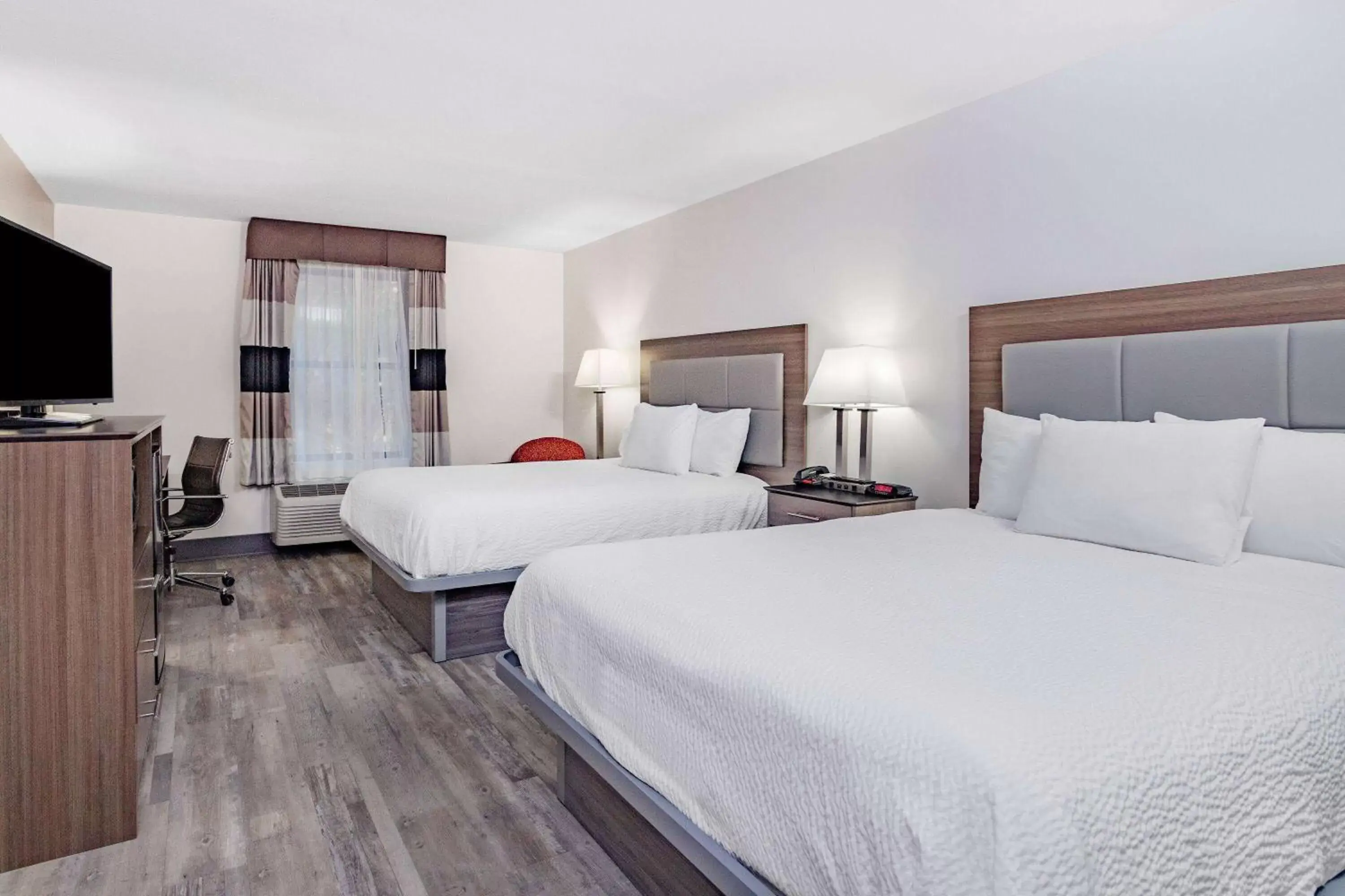 Photo of the whole room, Bed in Ramada by Wyndham Hendersonville