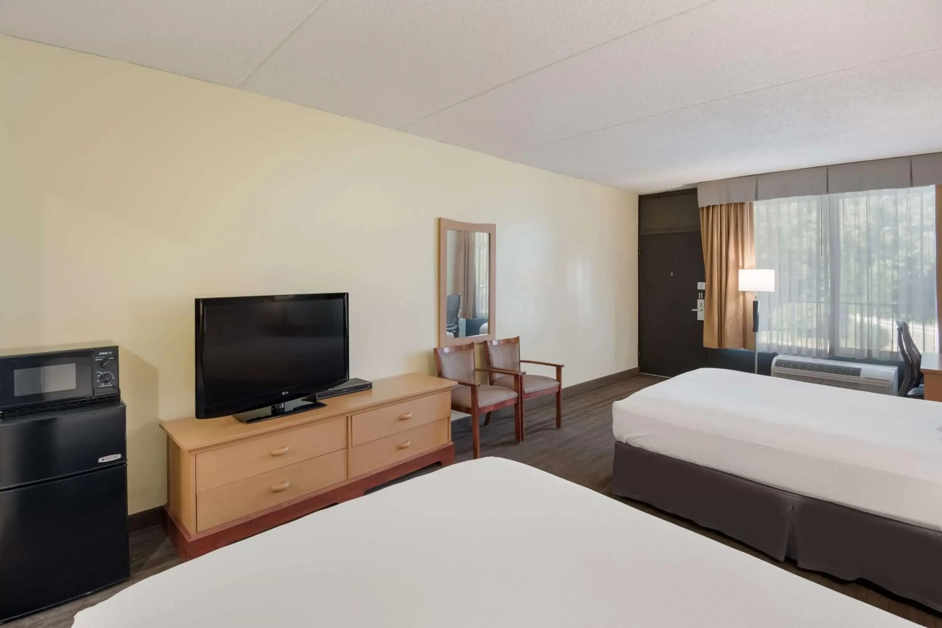 Bedroom, TV/Entertainment Center in Best Western Inn