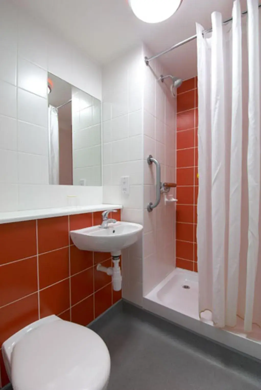 Shower, Bathroom in Britannia Edinburgh Hotel