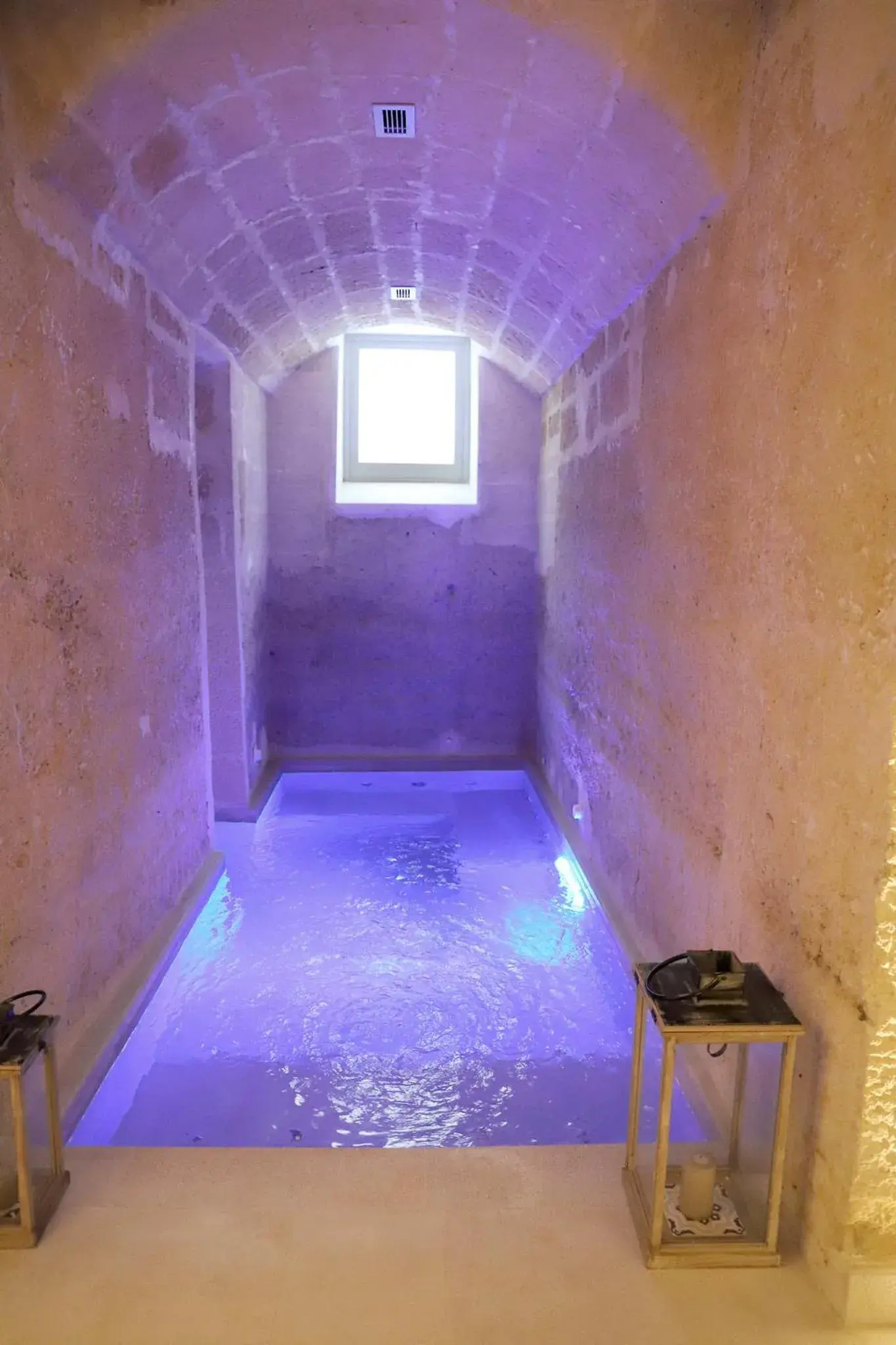Hot Tub, Swimming Pool in MONUN Hotel&Spa