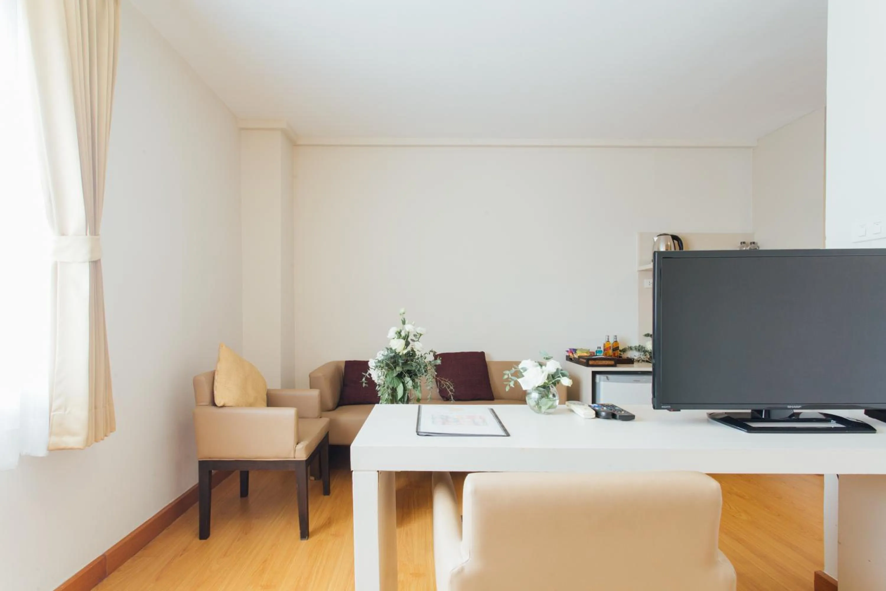 TV and multimedia in Seasons Siam Hotel