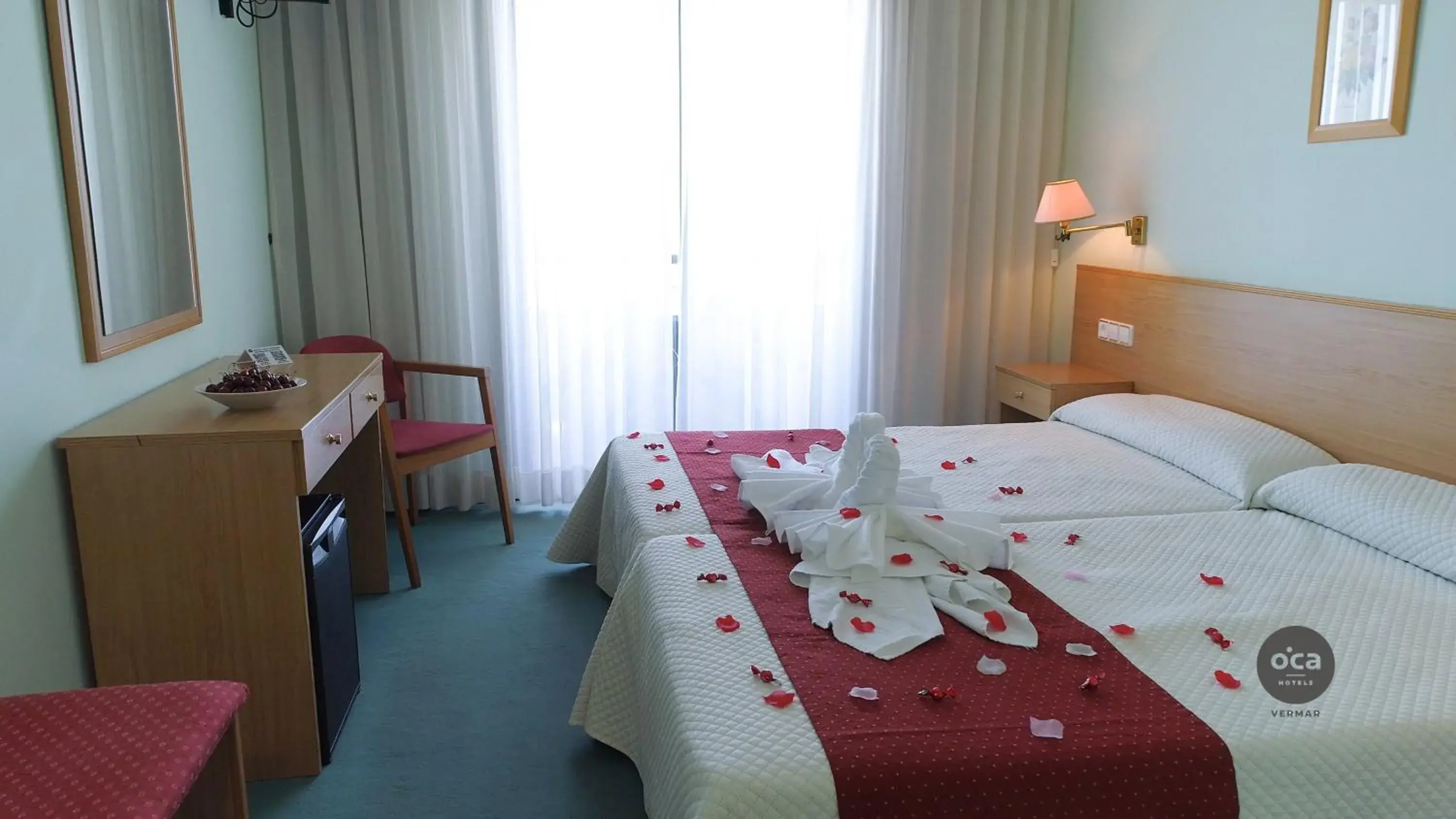 Bathroom, Bed in Hotel Oca Vermar