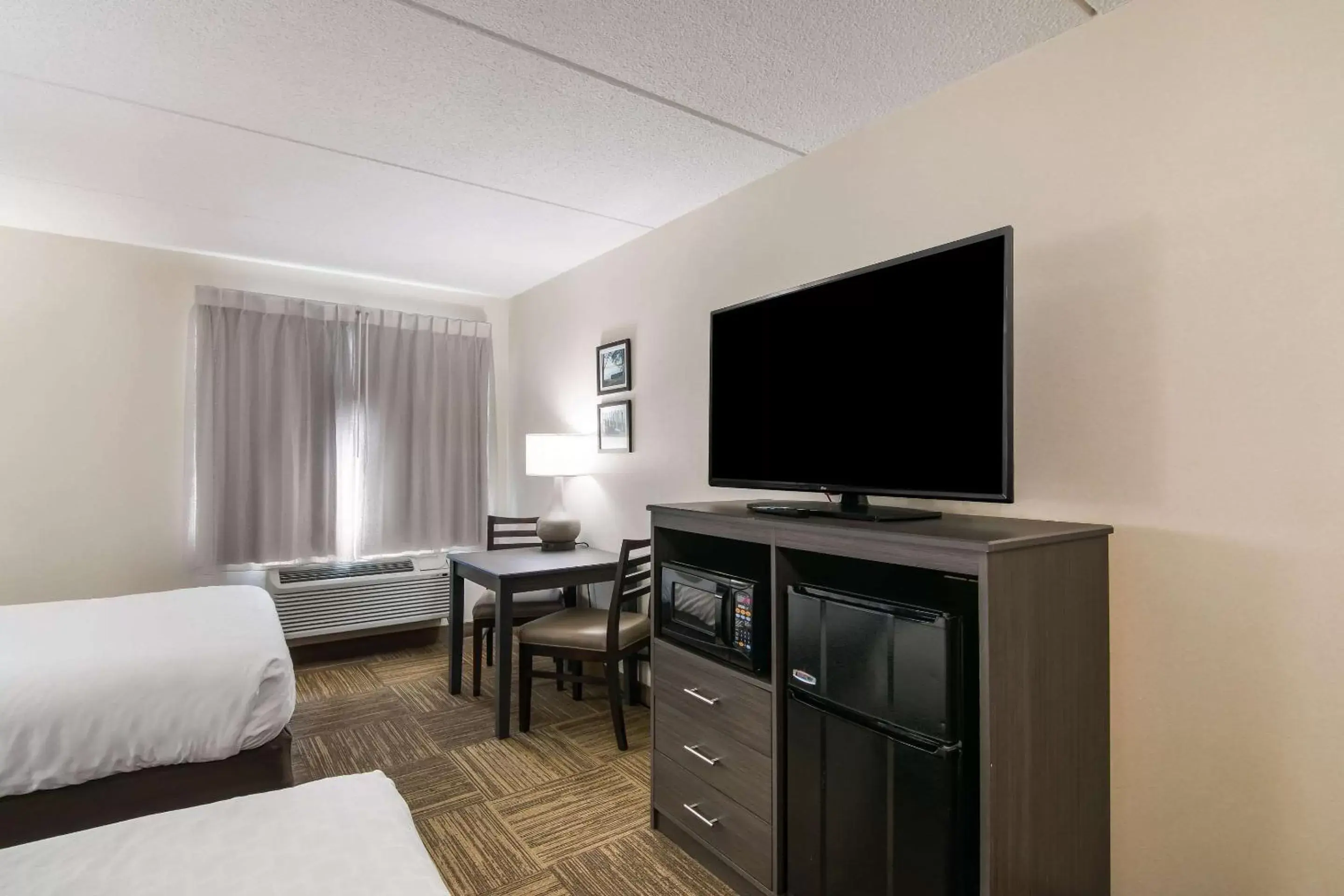 Photo of the whole room, Bed in Clarion Pointe Jamestown - Falconer Photo of the whole room, Bed in Clarion Pointe Jamestown - Falconer