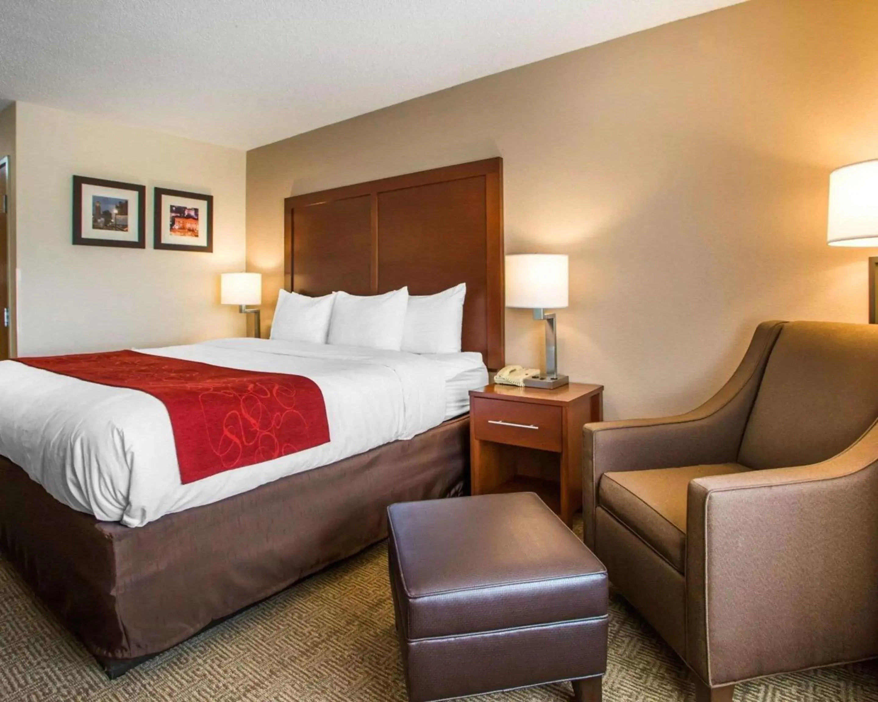 Photo of the whole room, Bed in Comfort Suites Columbus West - Hilliard