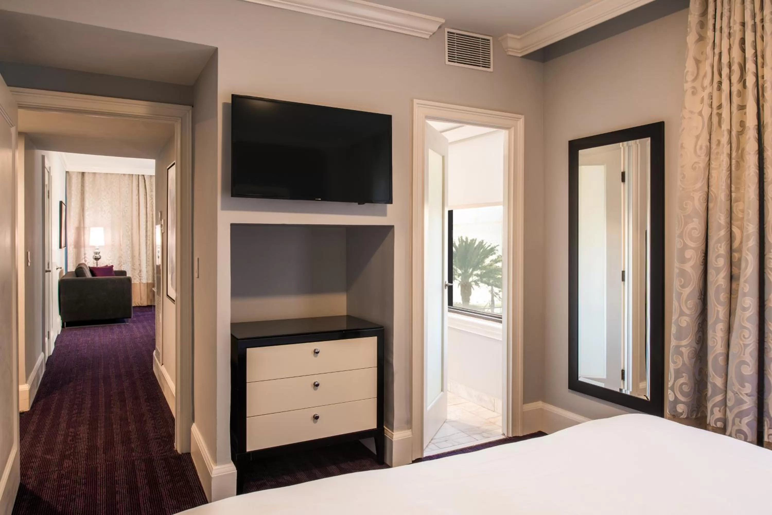 TV and multimedia, TV/Entertainment Center in Hotel Vinache