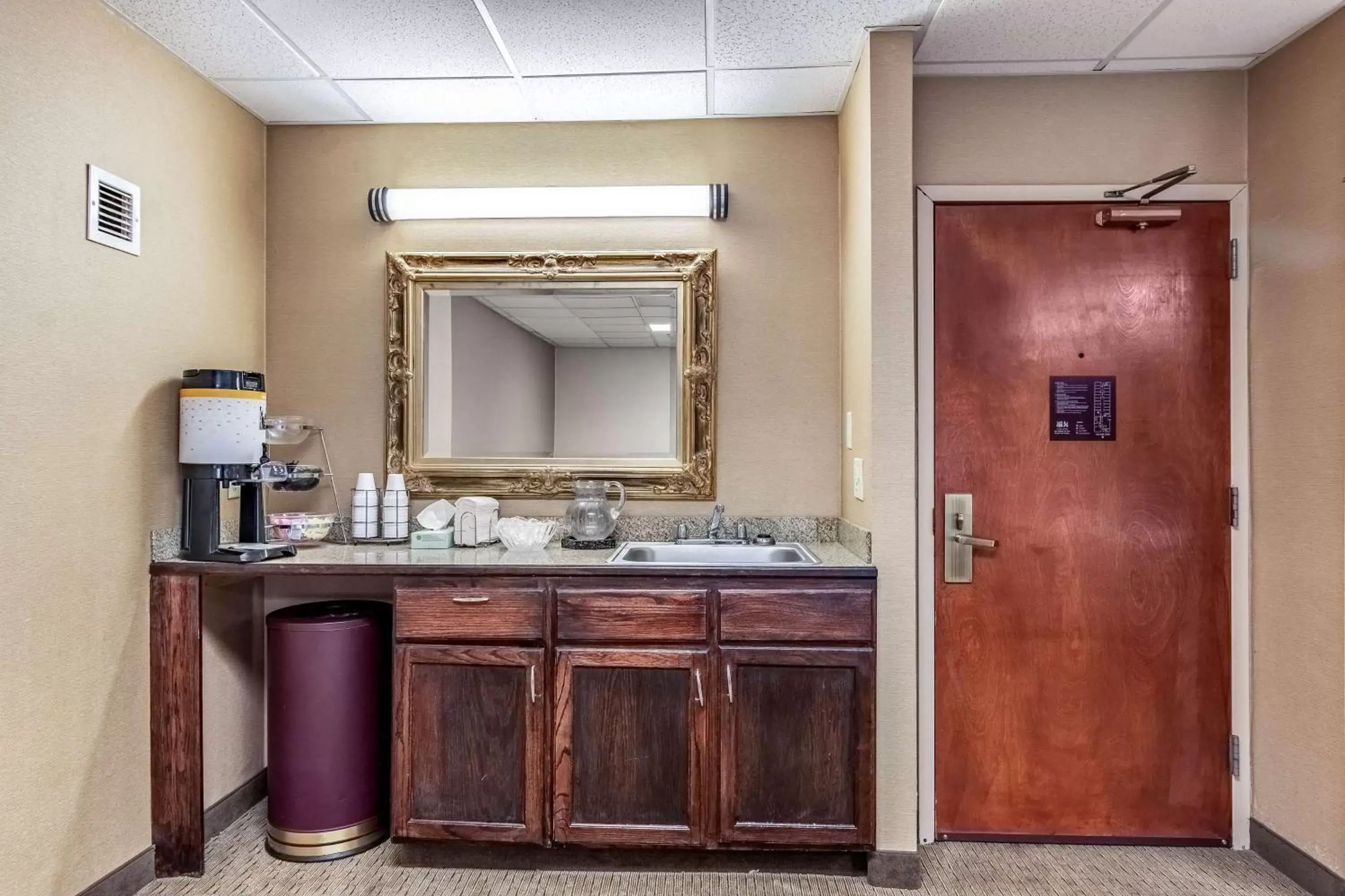 Kitchen or kitchenette, Bathroom in Motel 6-Conway, AR