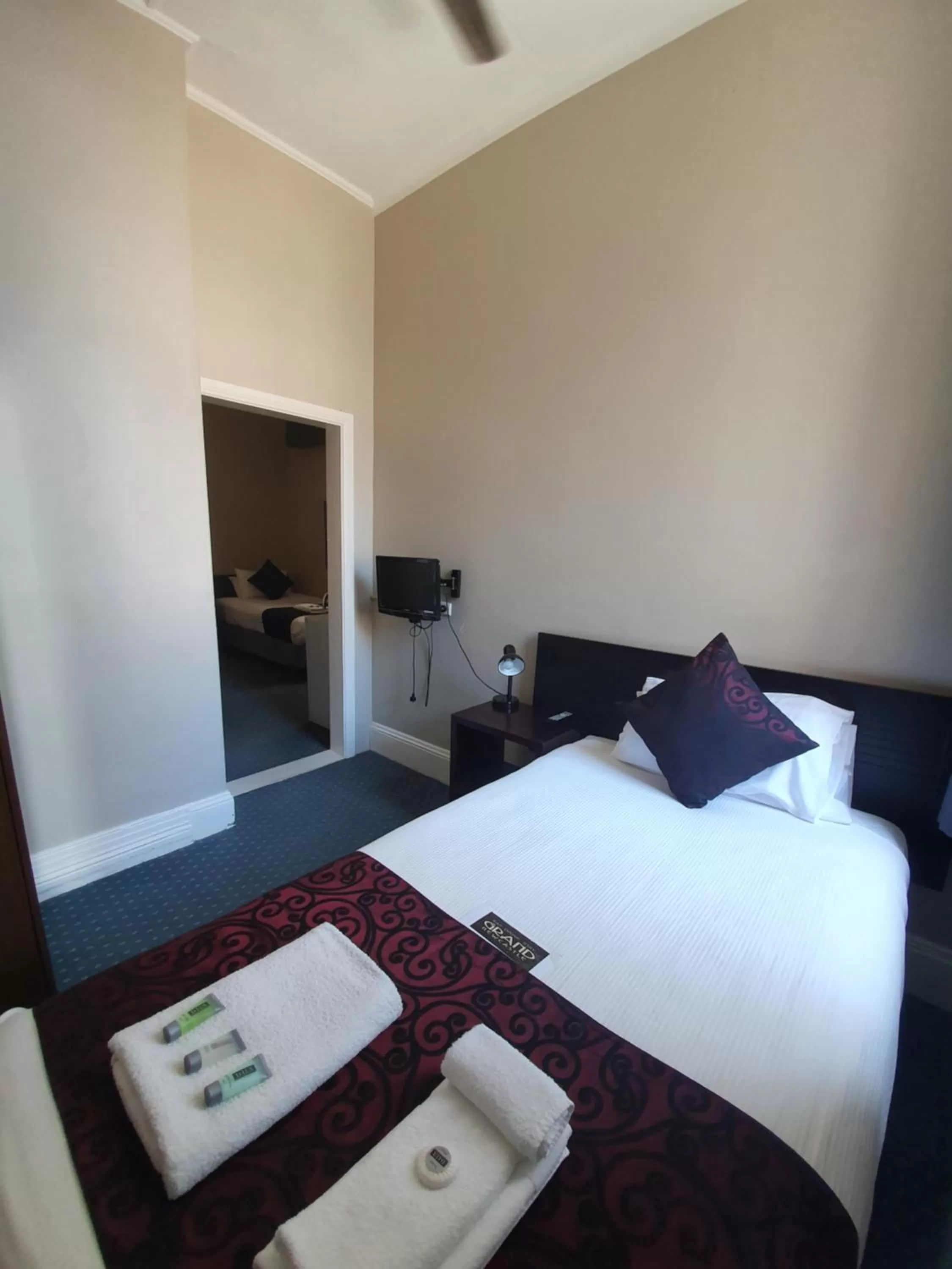 Bedroom, Bed in Grand Hotel