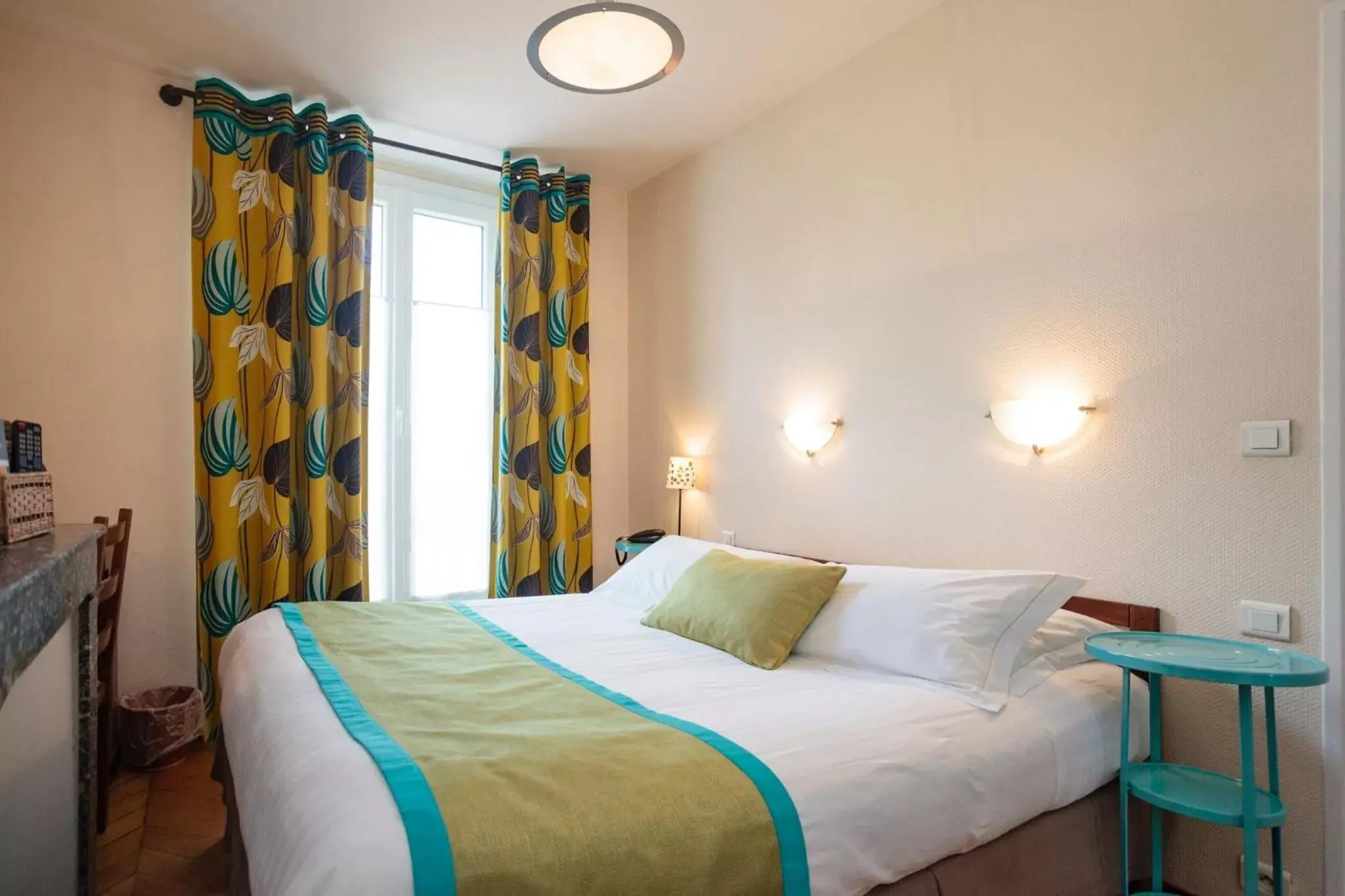 Bed in The Originals Boutique, Hôtel Victoria, Fontainebleau Bed in The Originals Boutique, Hôtel Victoria, Fontainebleau