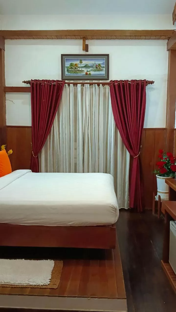 Photo of the whole room, Bed in Maison Model d'Angkor