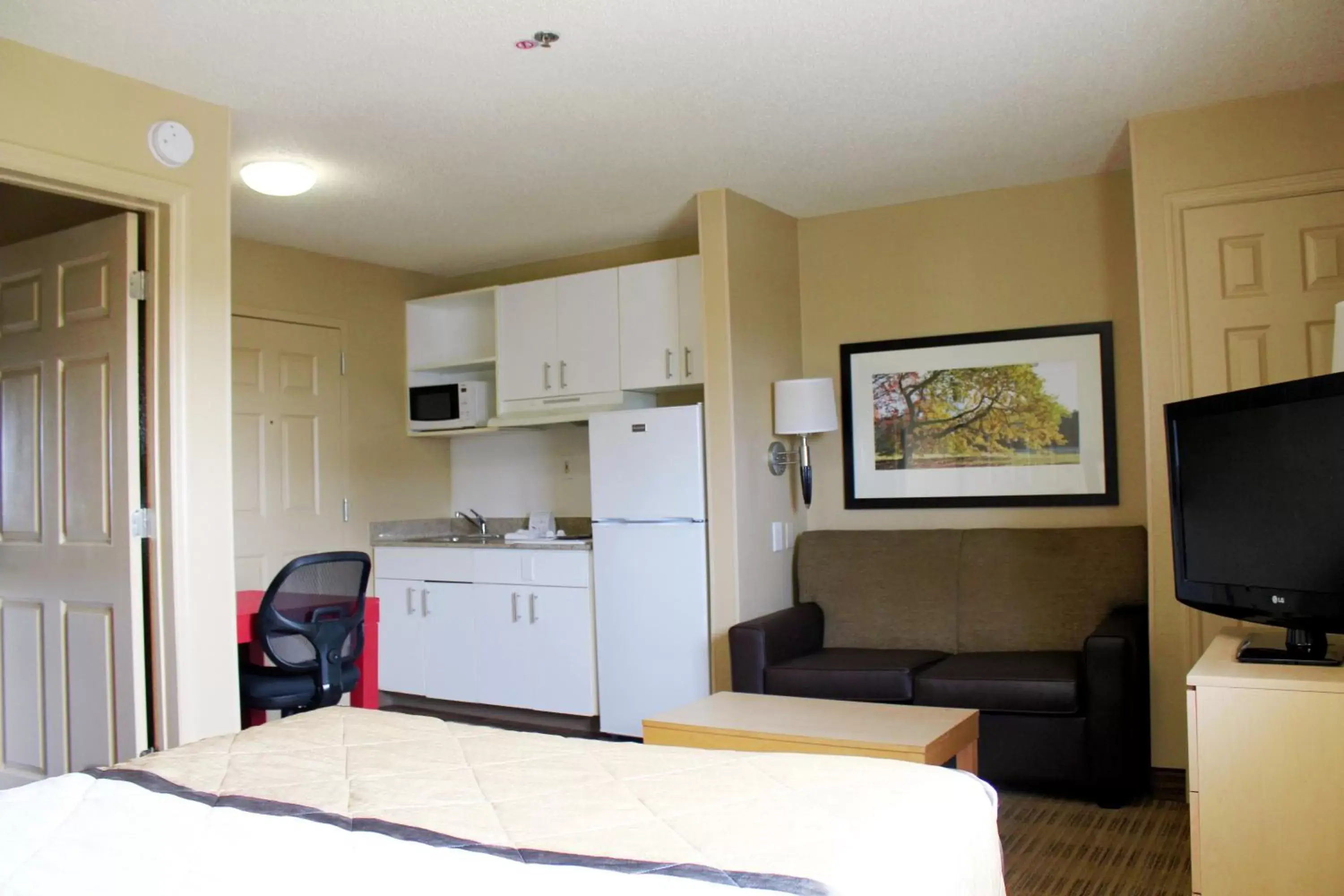 Photo of the whole room, Kitchen/Kitchenette in Extended Stay America Suites - Chesapeake - Greenbrier Circle