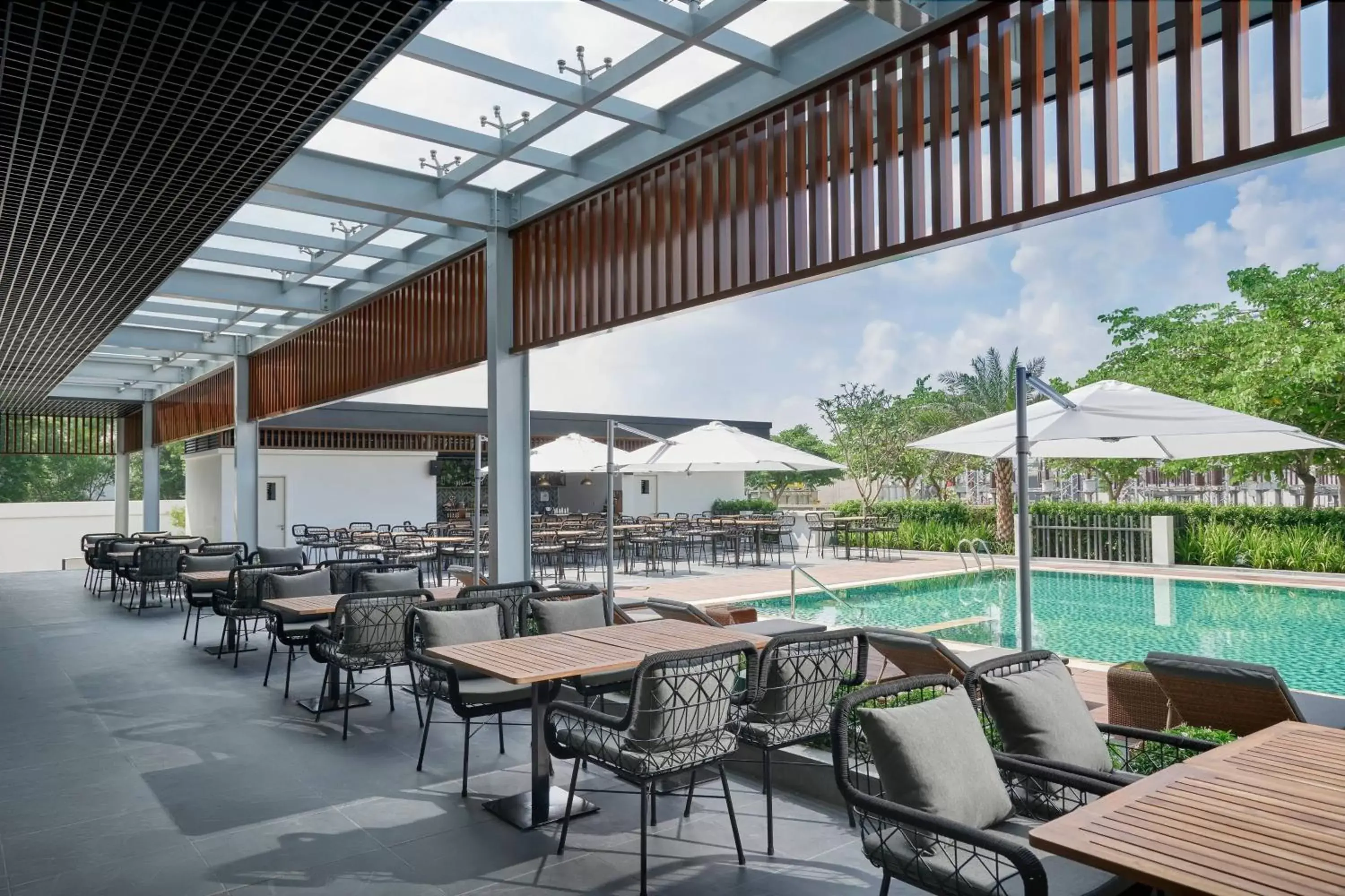 Swimming pool, Restaurant/Places to Eat in Fairfield by Marriott South Binh Duong