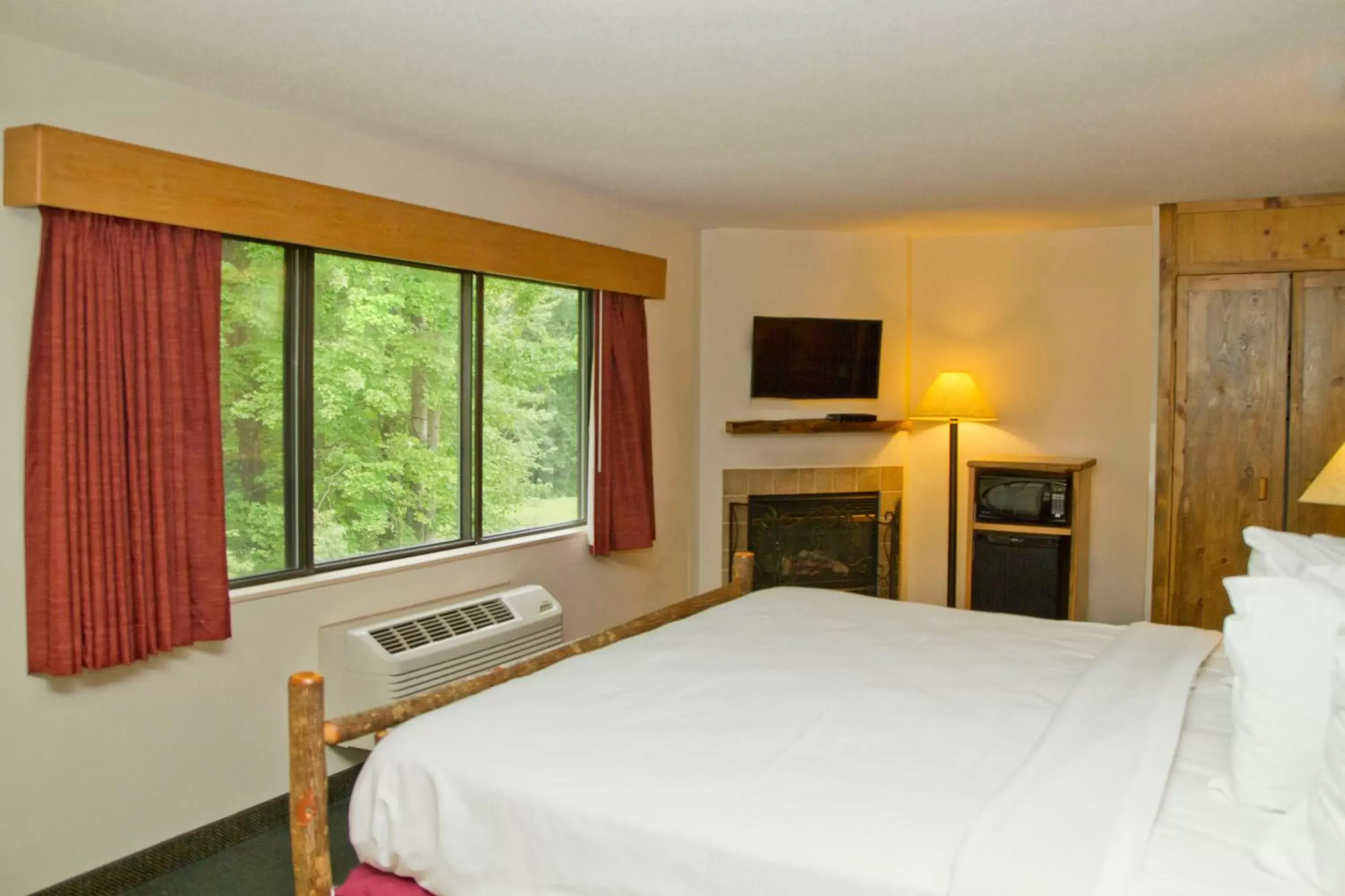 Photo of the whole room, Bed in AmericInn by Wyndham Wisconsin Dells