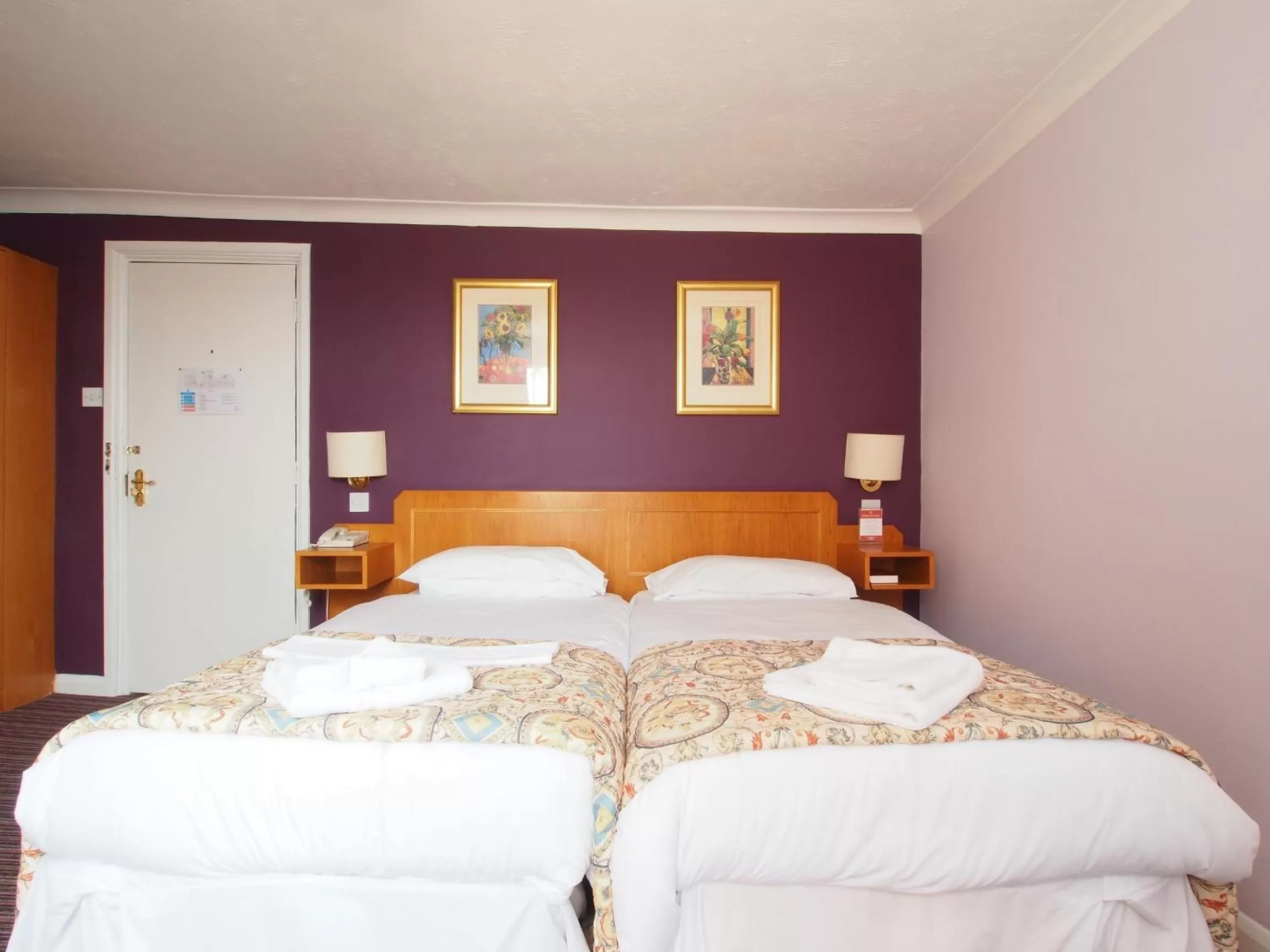 City view, Bed in The Chatsworth Hotel