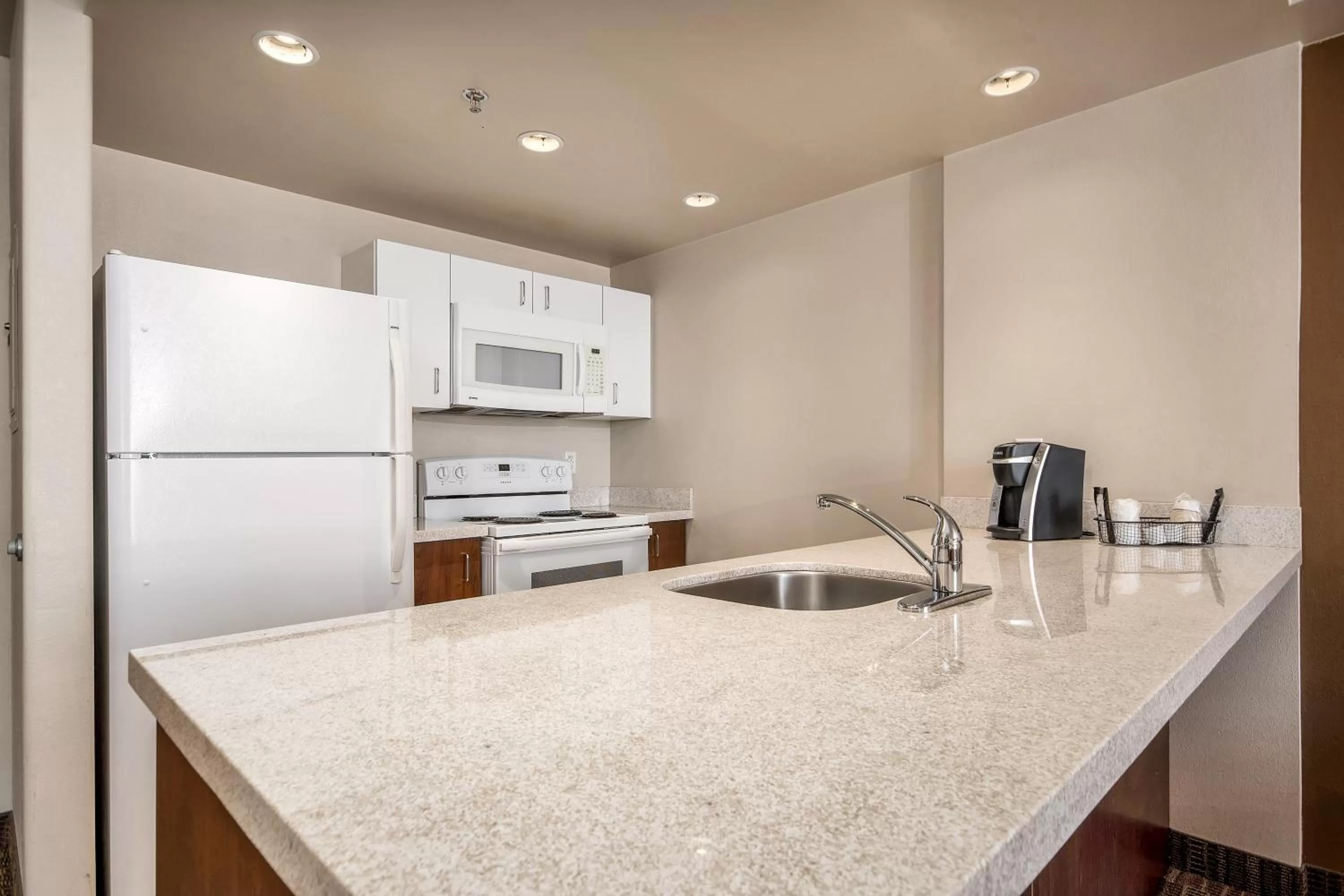 Kitchen or kitchenette in Home Inn & Suites Regina East