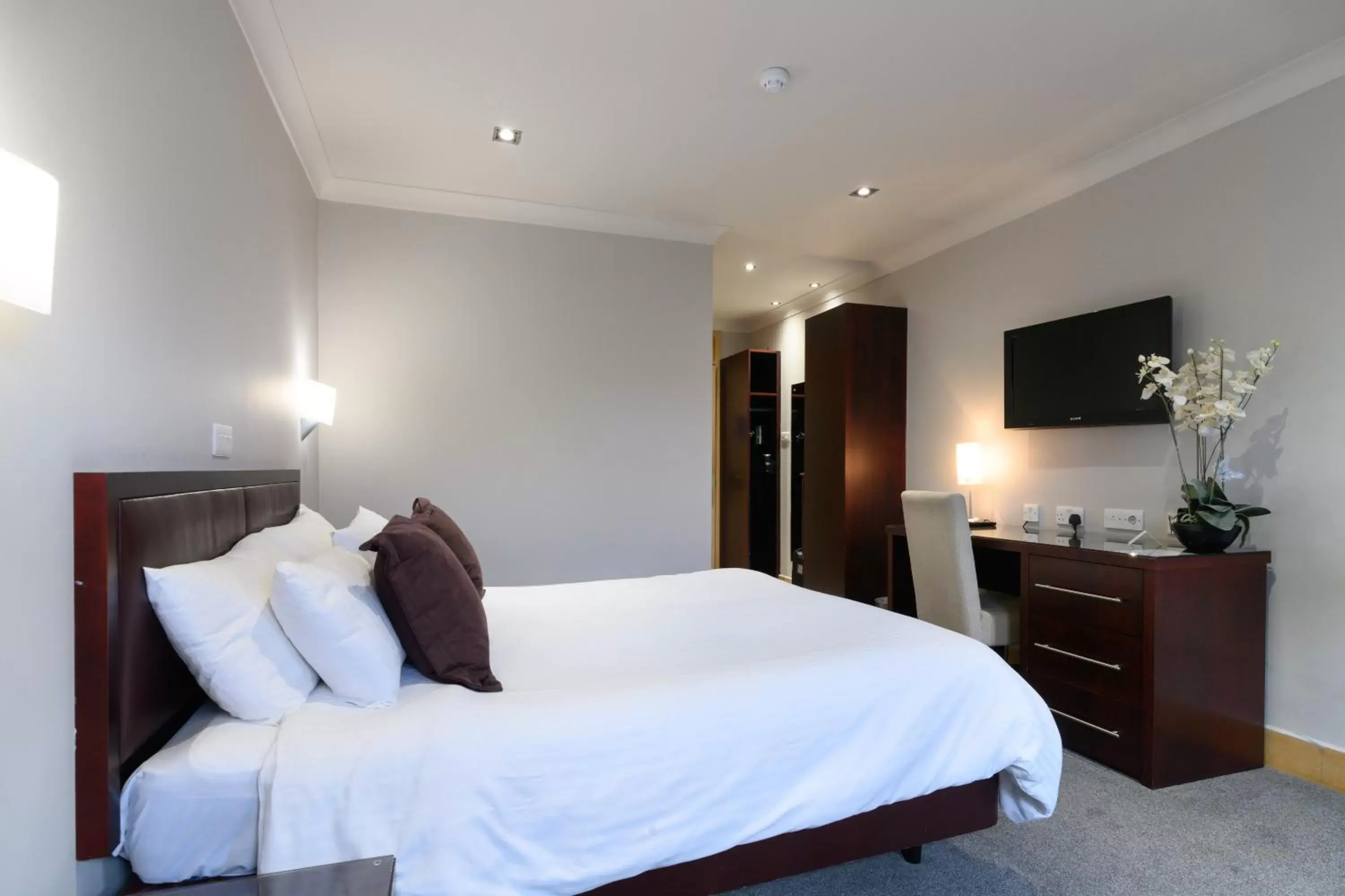 Bed in Glynhill Hotel & Spa near Glasgow Airport