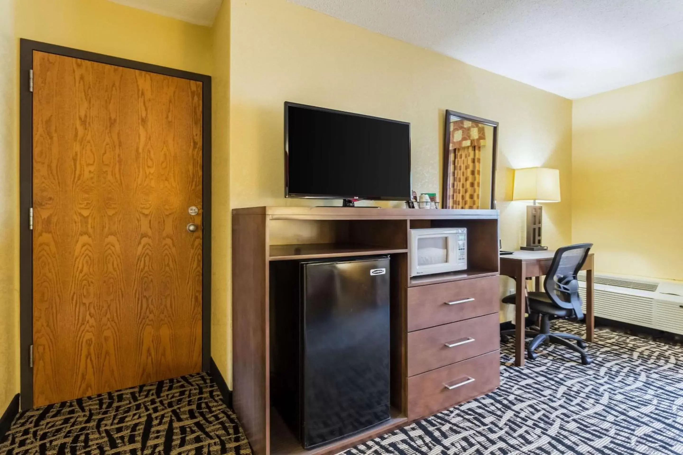 Photo of the whole room, TV/Entertainment Center in Quality Inn & Suites Mayo Clinic Area