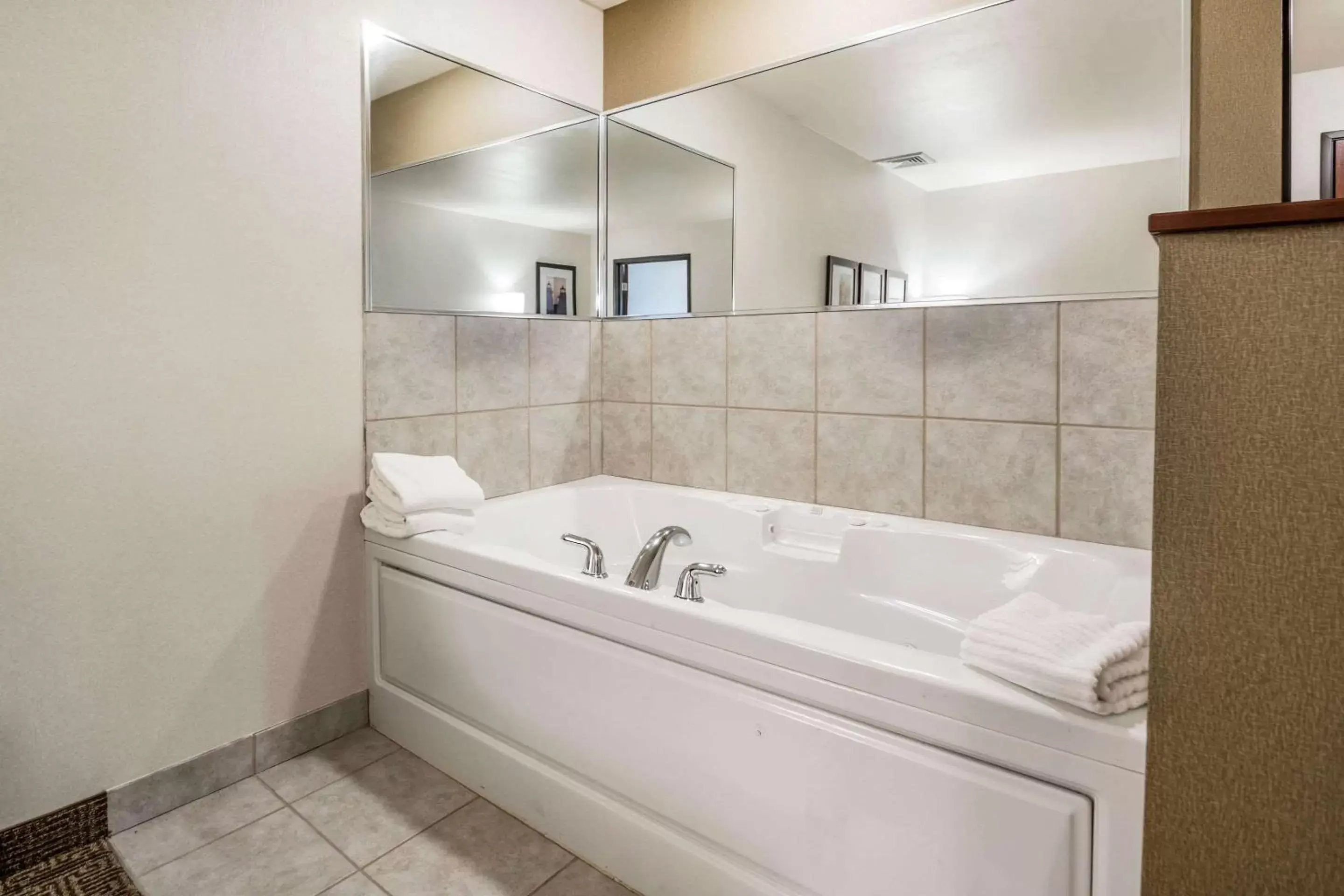 Bedroom, Bathroom in Comfort Suites at Par 4 Resort