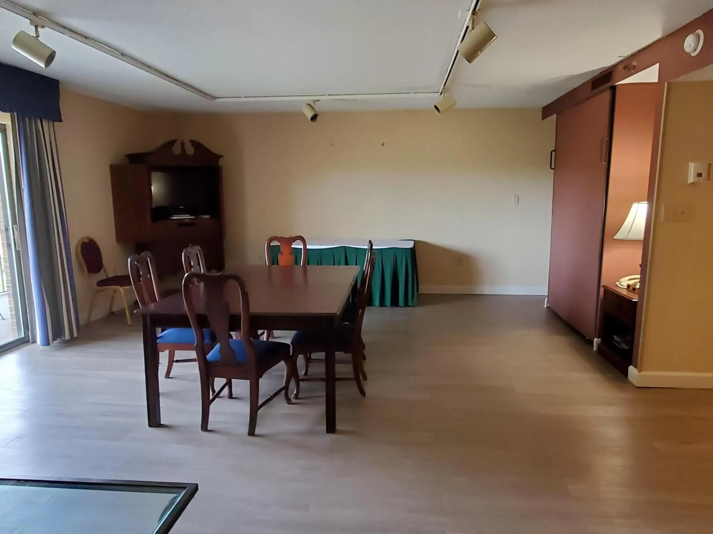 Bed, Dining Area in Fort Magruder Historic Williamsburg, Trademark by Wyndham