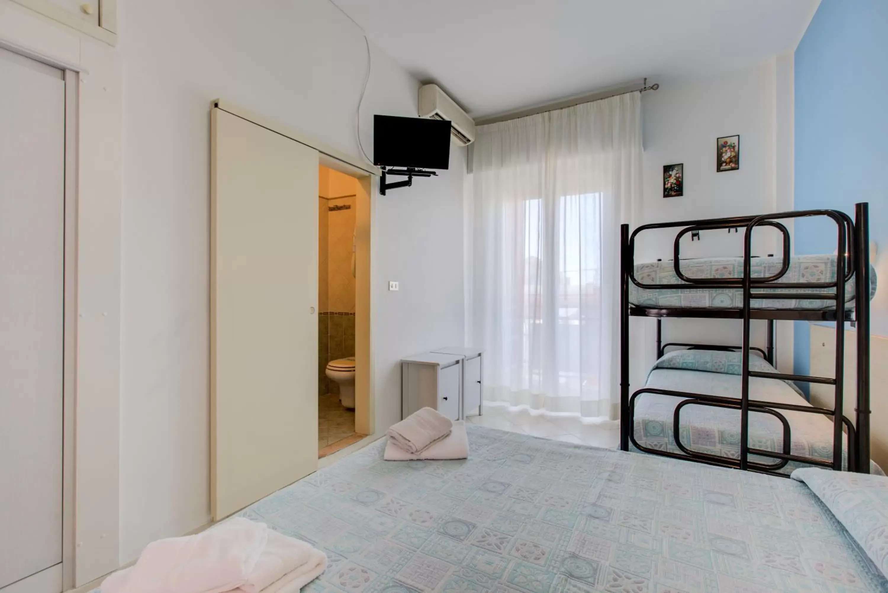 Photo of the whole room, Bunk Bed in Hotel Sant'Angelo