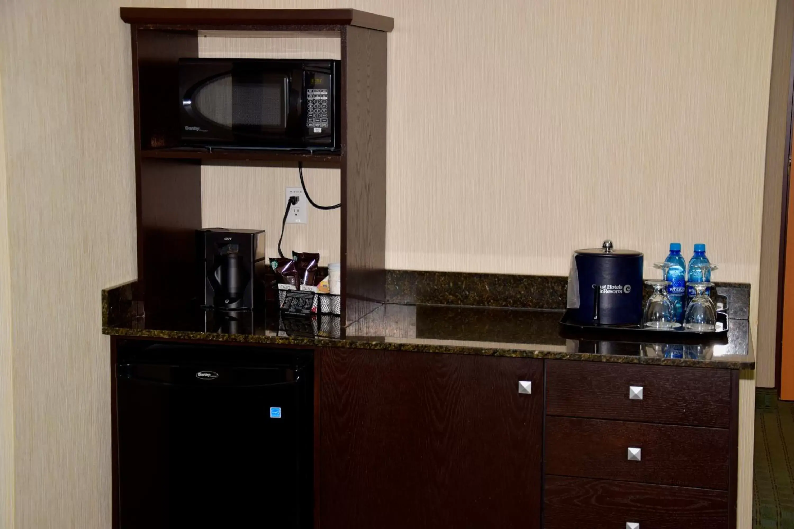 Coffee/tea facilities, Kitchen/Kitchenette in Coast Lethbridge Hotel & Conference Centre