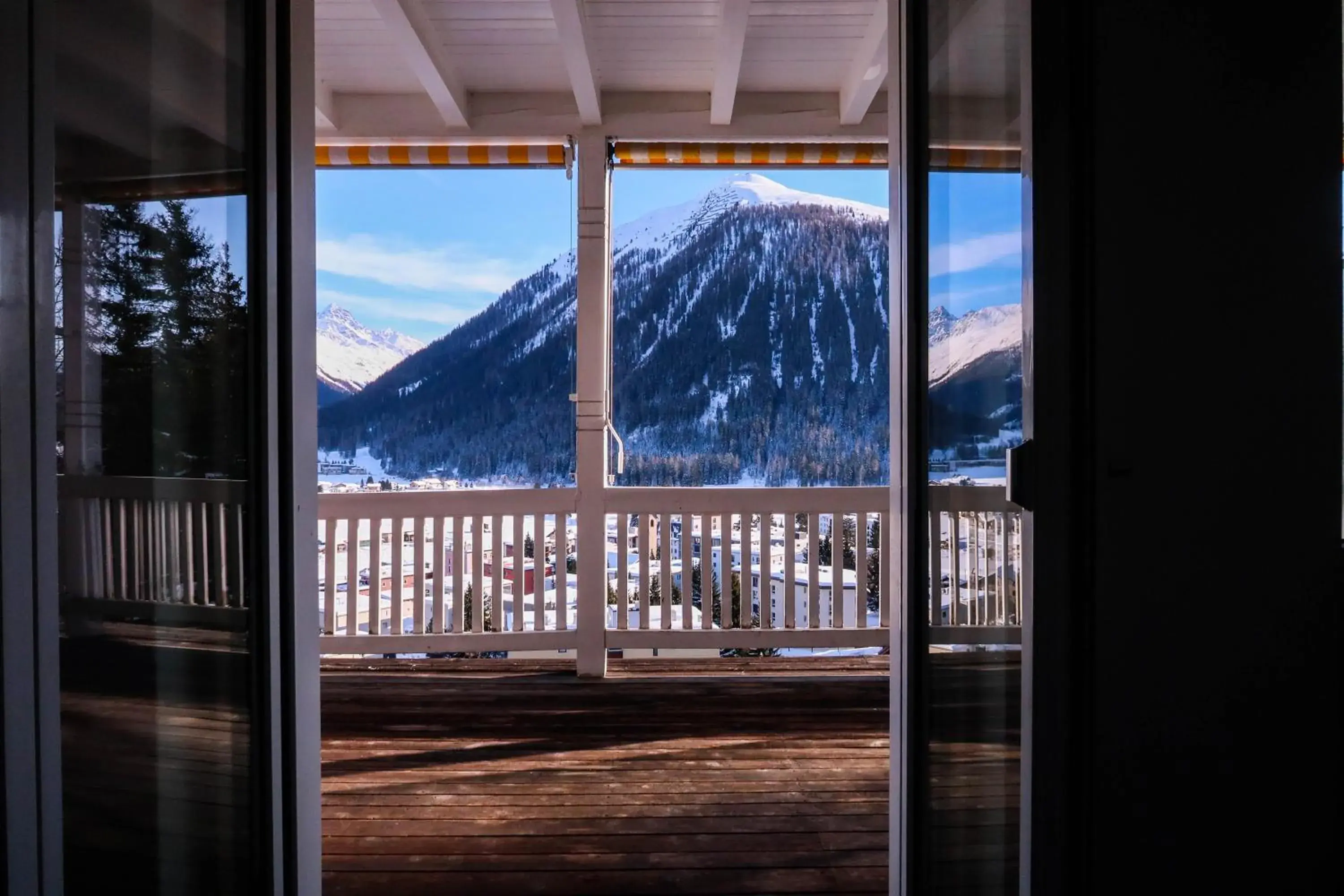 Balcony/Terrace, Mountain View in Davos Youth Hostel