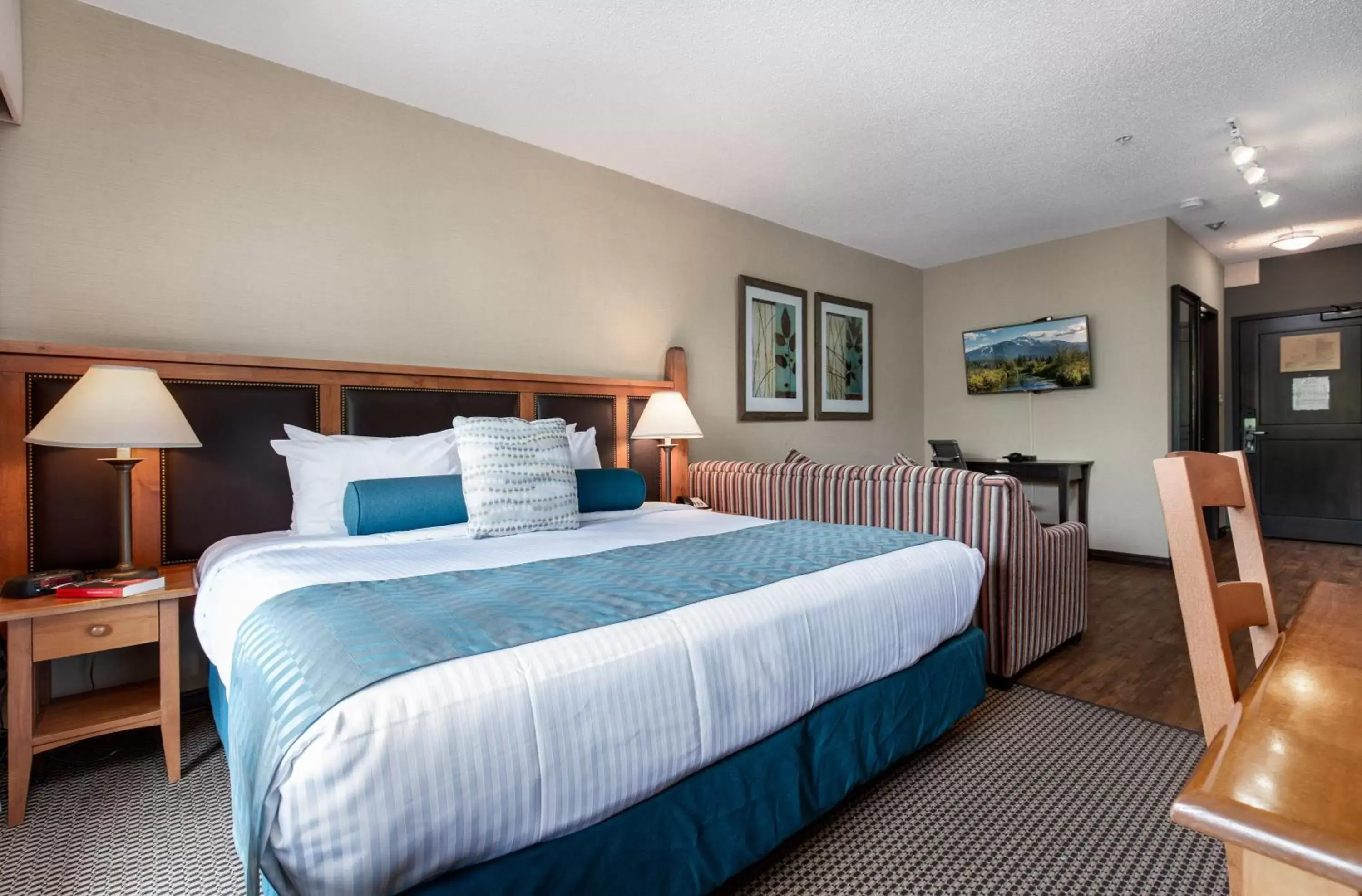 Bedroom, Bed in Blackcomb Lodge