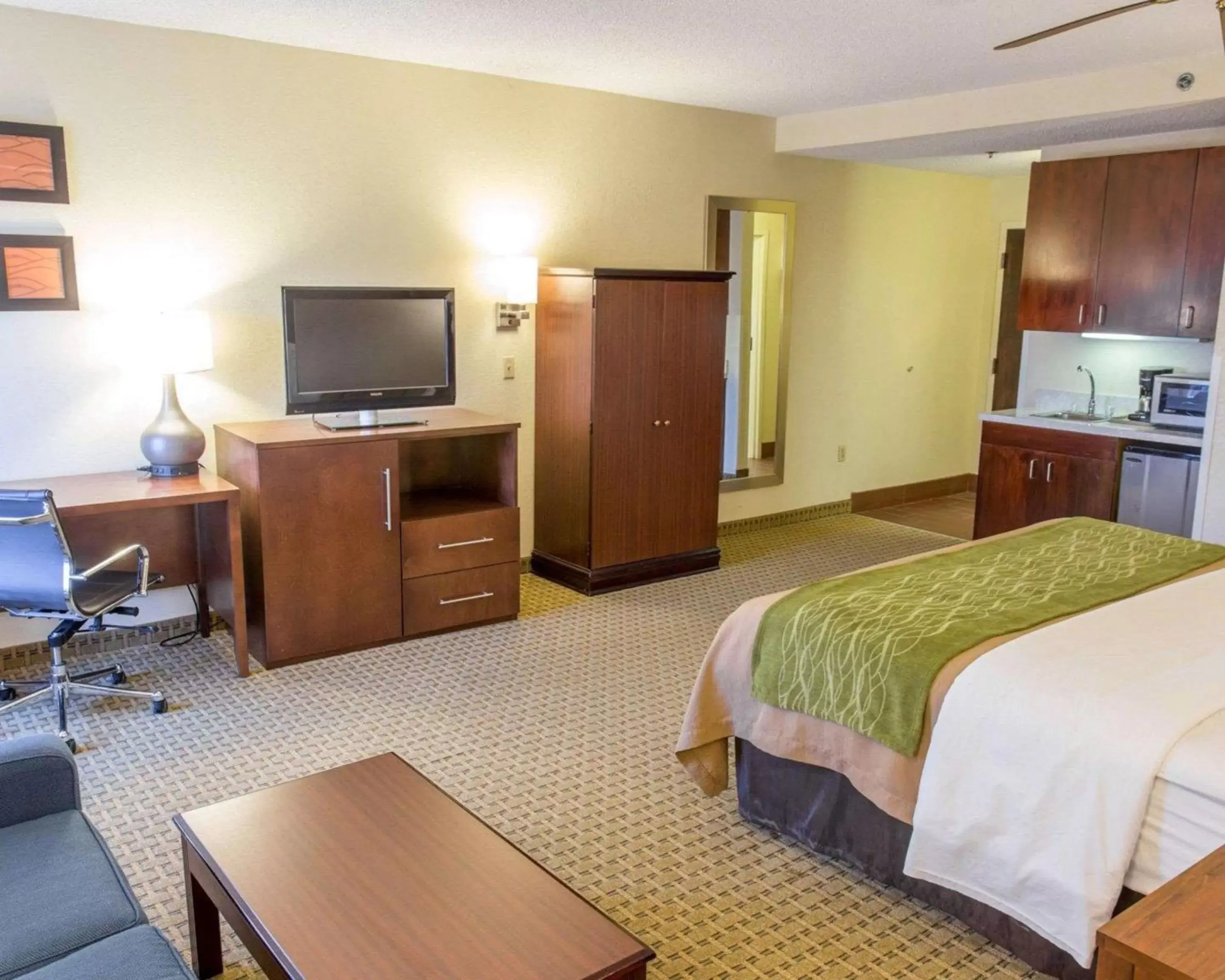 Bedroom, TV/Entertainment Center in Comfort Inn Hammond