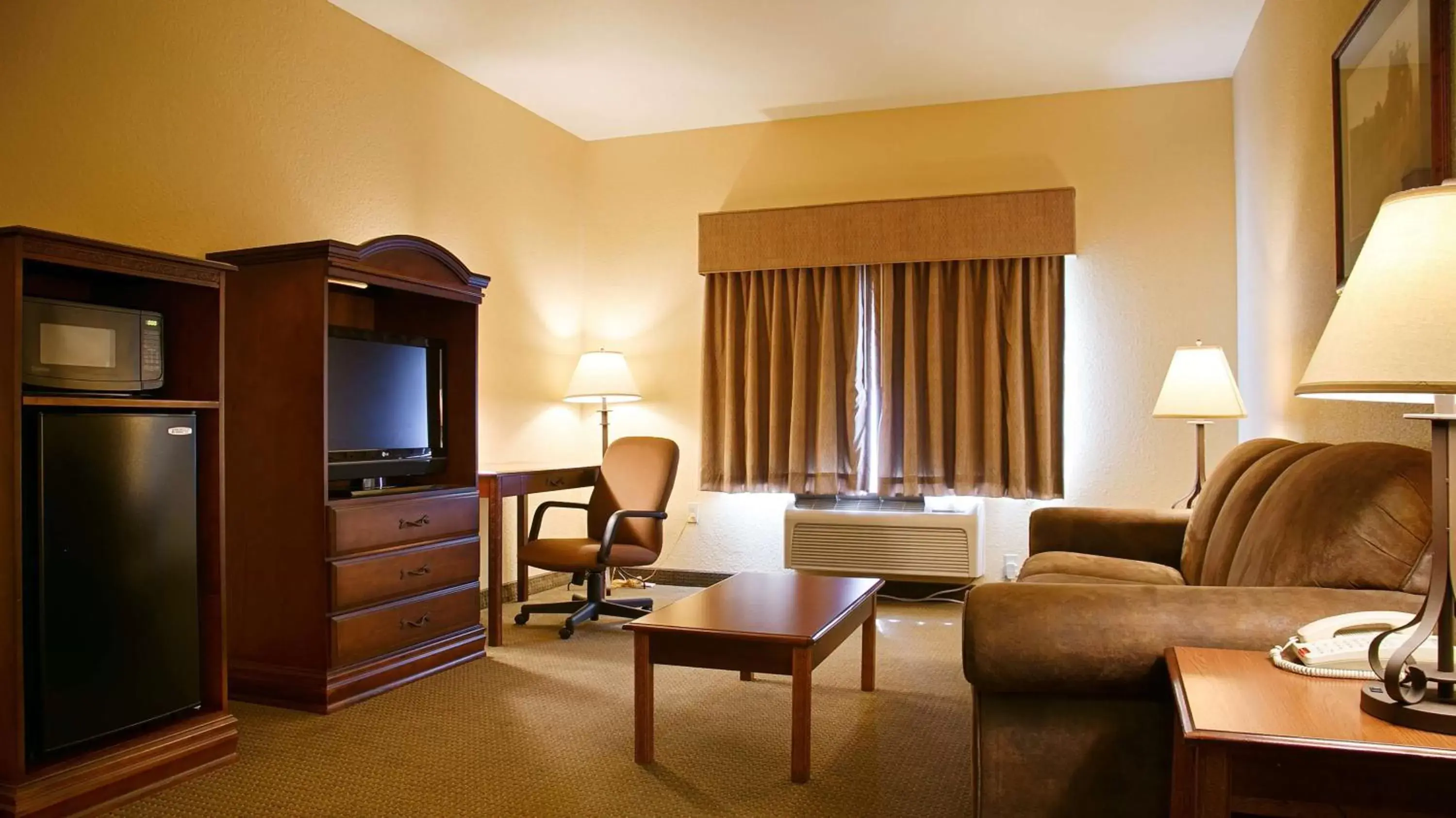 Living room, Seating Area in SureStay Plus Hotel by Best Western Coffeyville