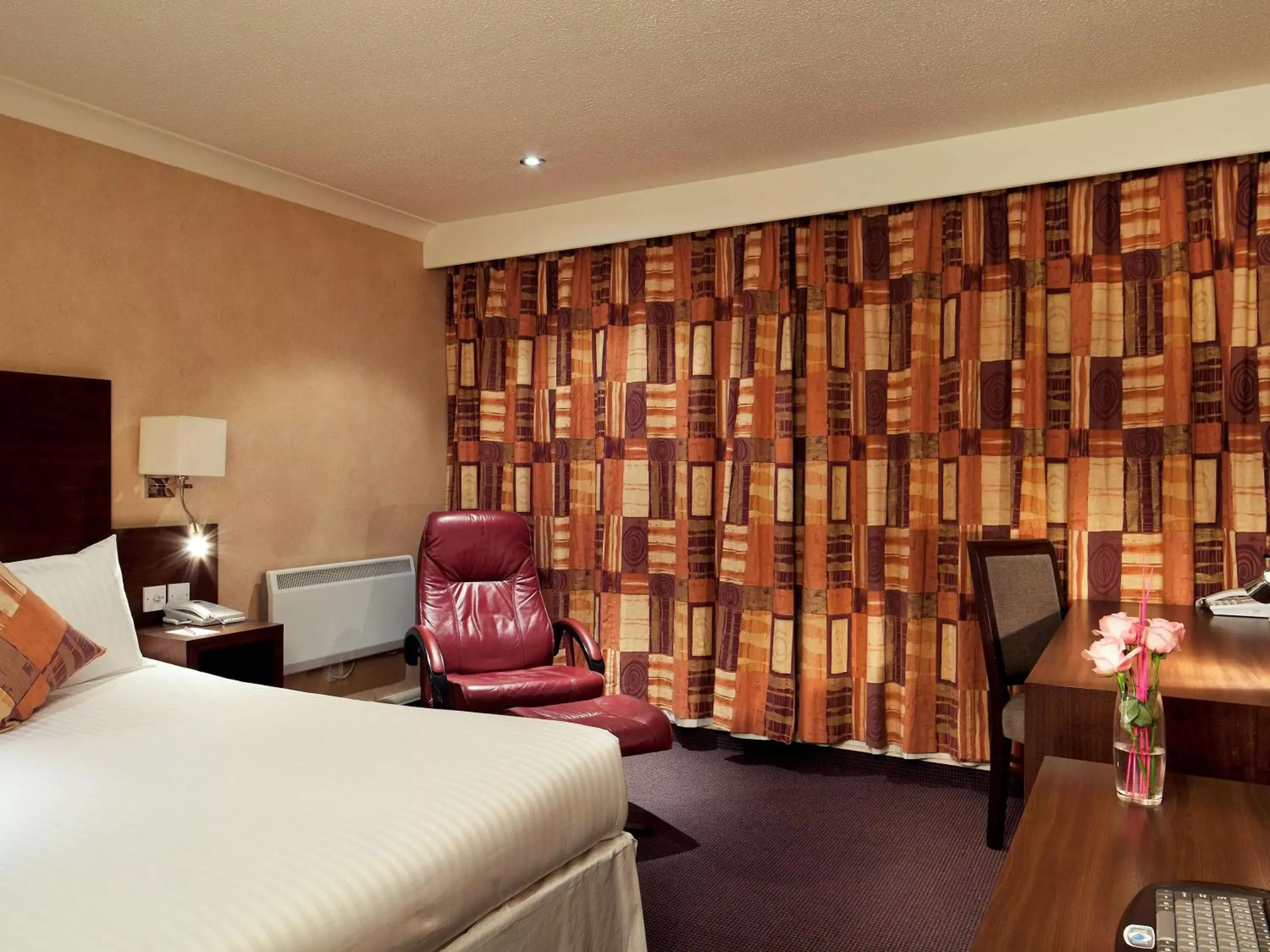 Photo of the whole room in Mercure Livingston Hotel