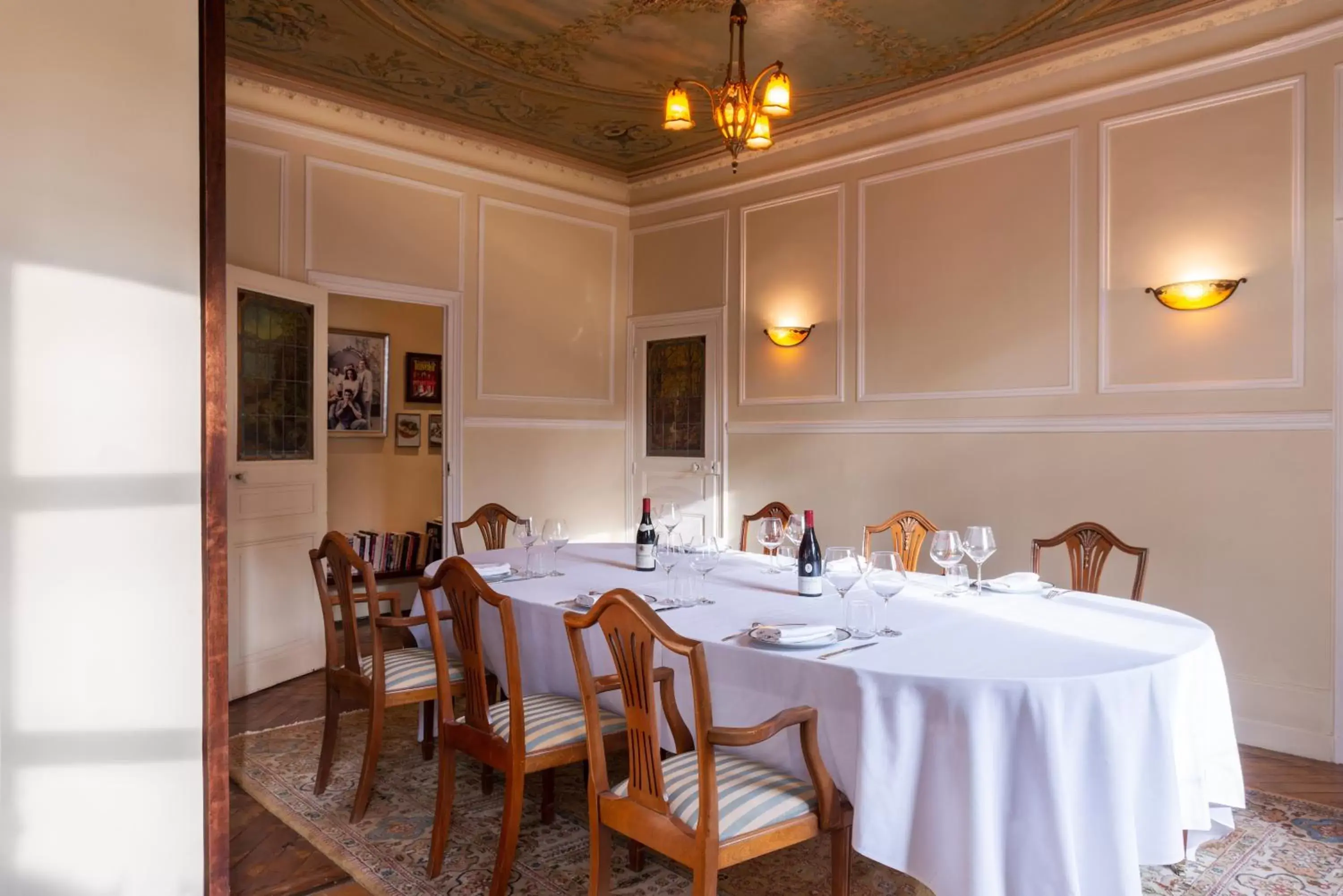 Restaurant/places to eat in L'Hôtel Restaurant/places to eat in L'Hôtel