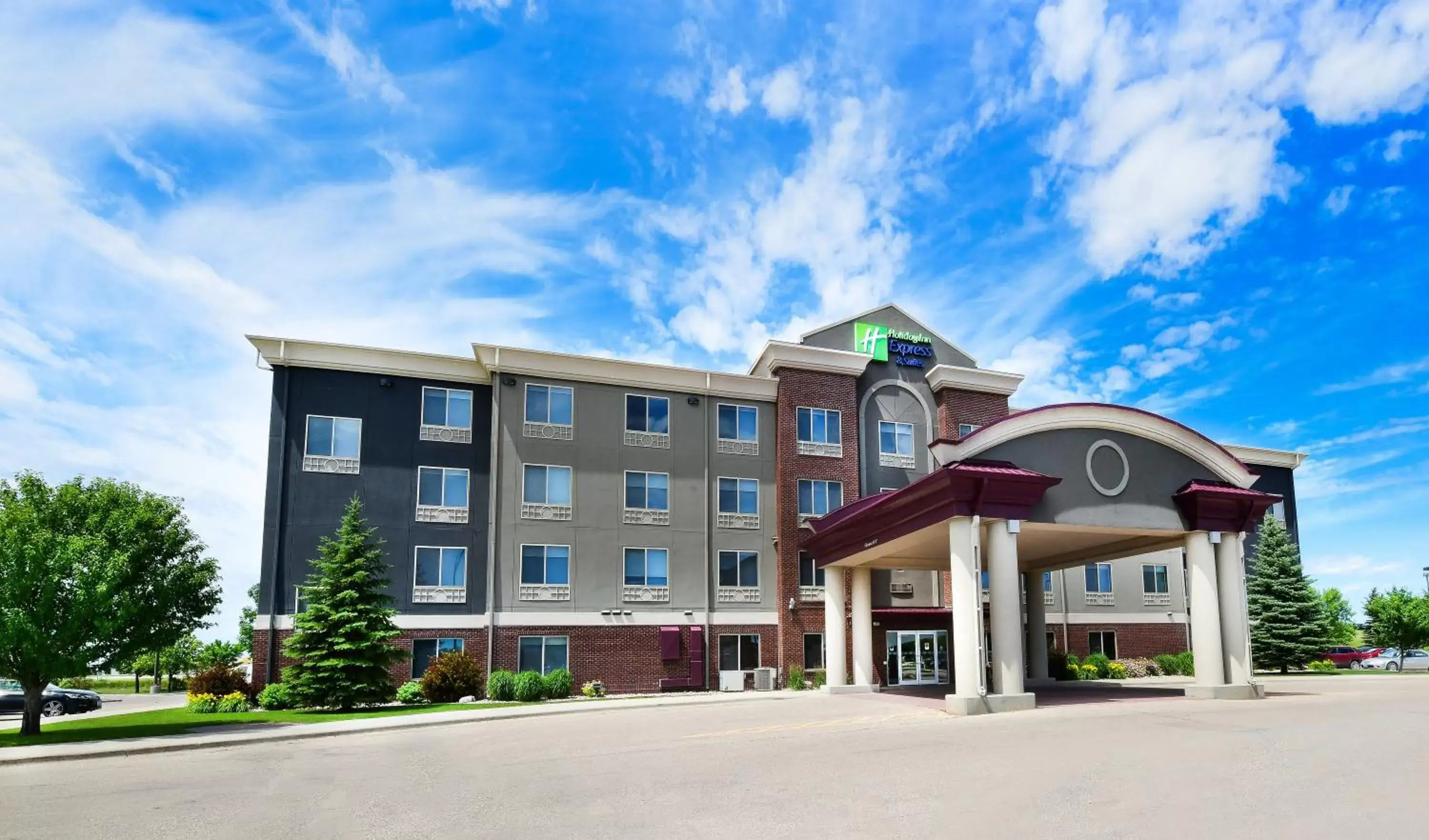 Property Building in Holiday Inn Express Hotel & Suites Grand Forks, an IHG Hotel