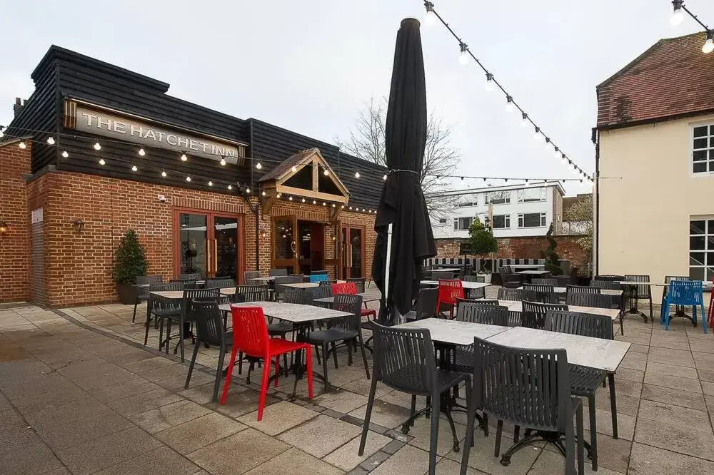 Patio, Restaurant/Places to Eat in The Hatchet Inn Wetherspoon