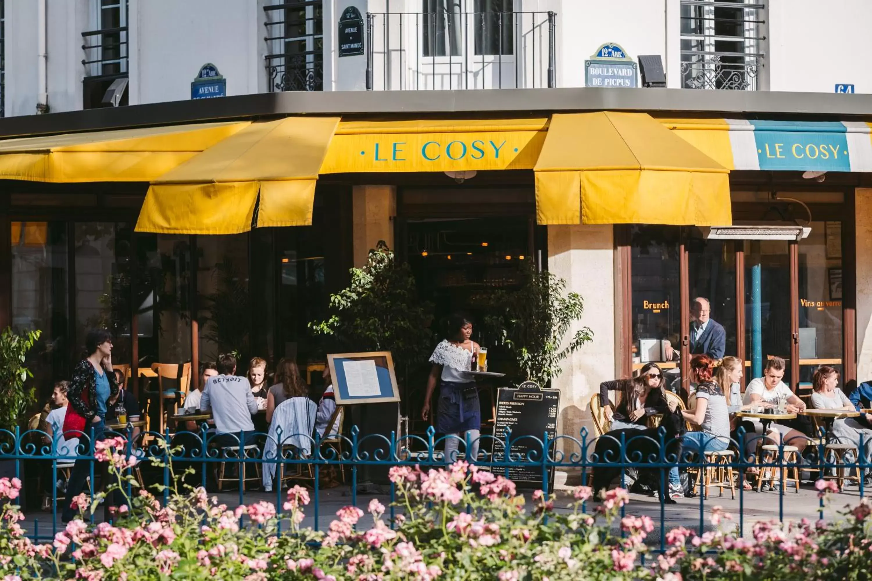 Facade/entrance, Restaurant/Places to Eat in Le Petit Cosy Hôtel