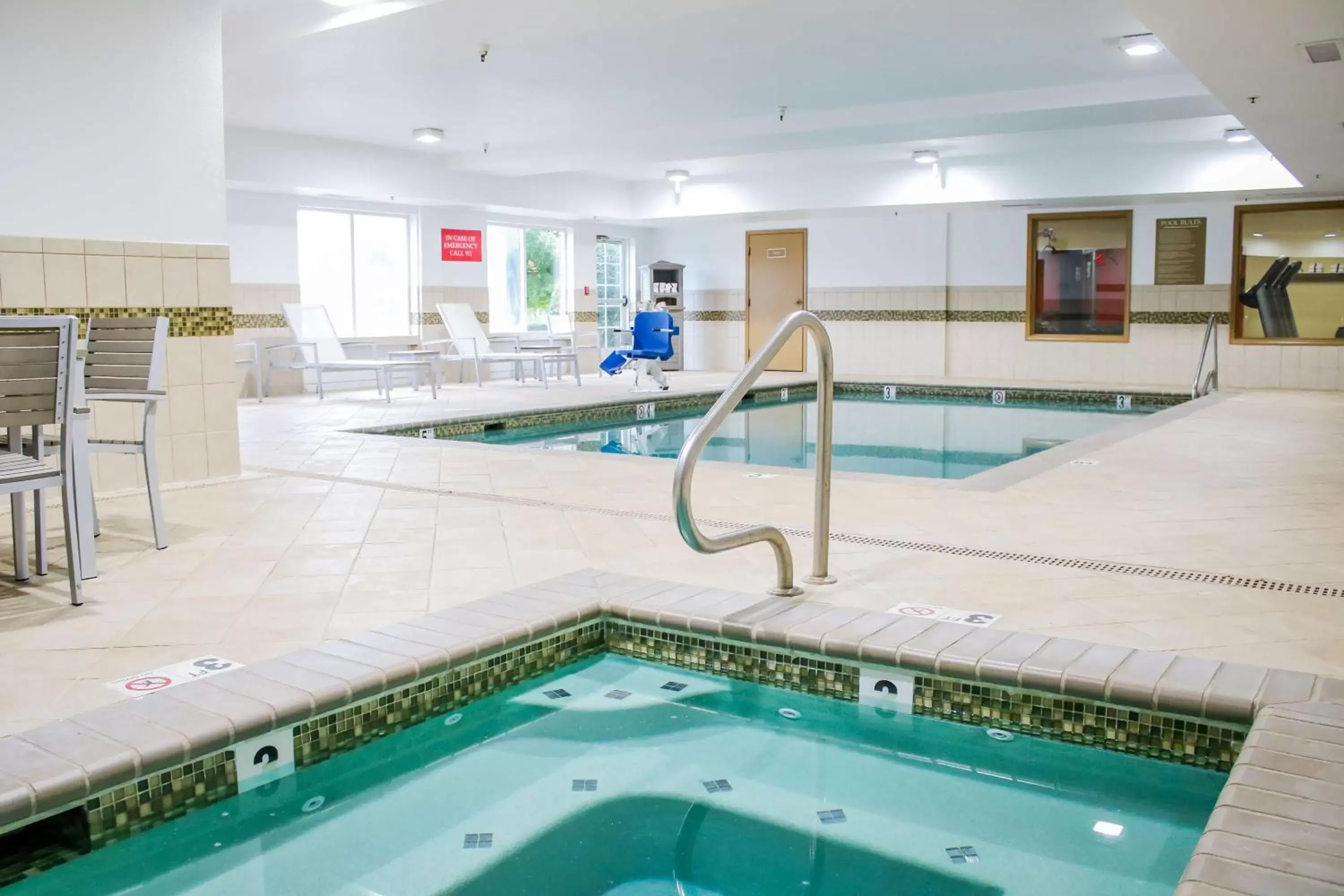 Activities, Swimming Pool in Country Inn & Suites by Radisson, Richmond West at I-64, VA