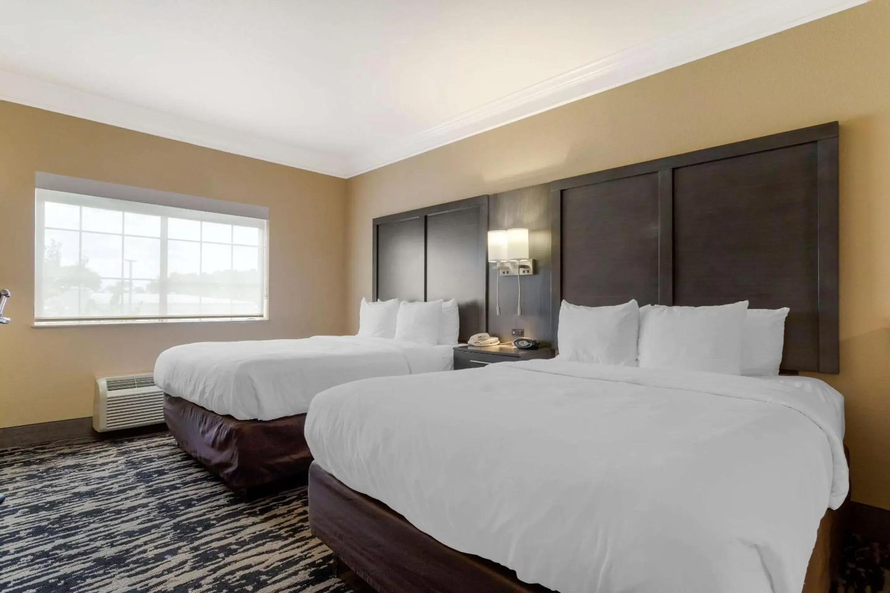 Photo of the whole room, Bed in Comfort Suites Kingwood Humble Houston North