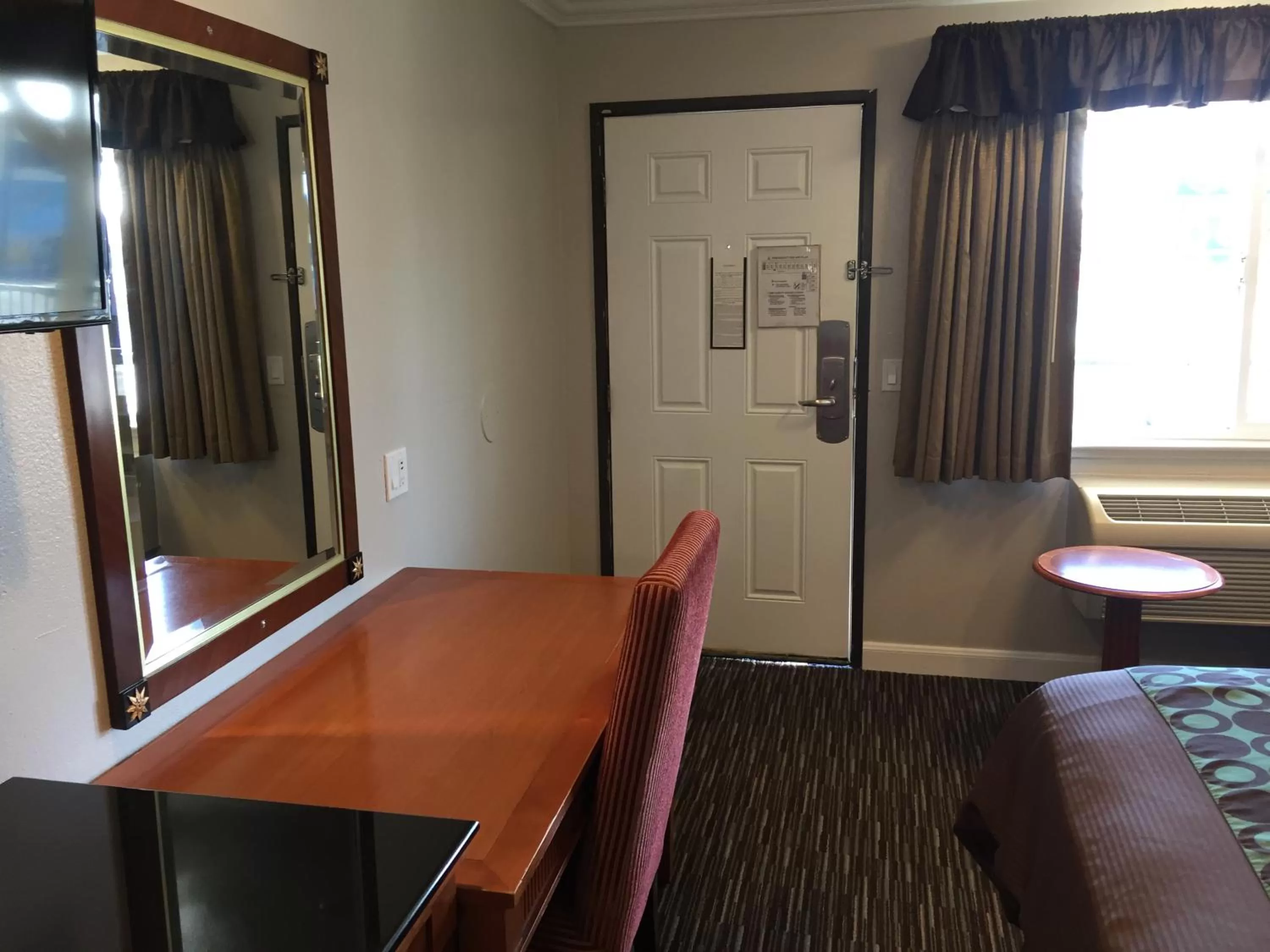 Photo of the whole room, TV/Entertainment Center in Continental Lodge