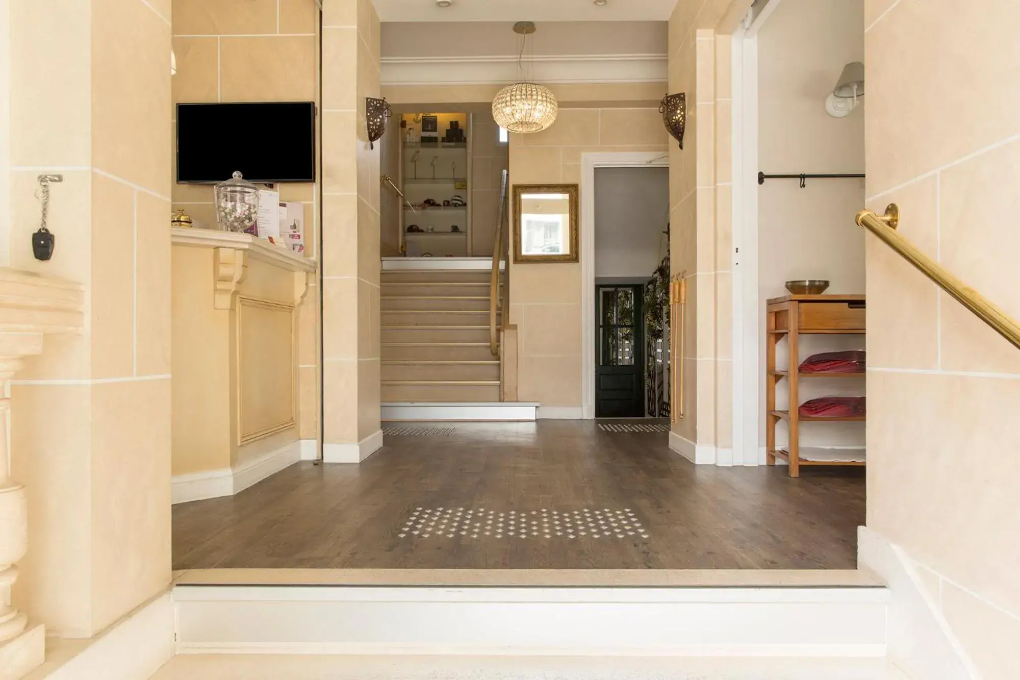 Lobby or reception, Kitchen/Kitchenette in The Originals City, Hotel Cleria, Lorient (Inter-Hotel)