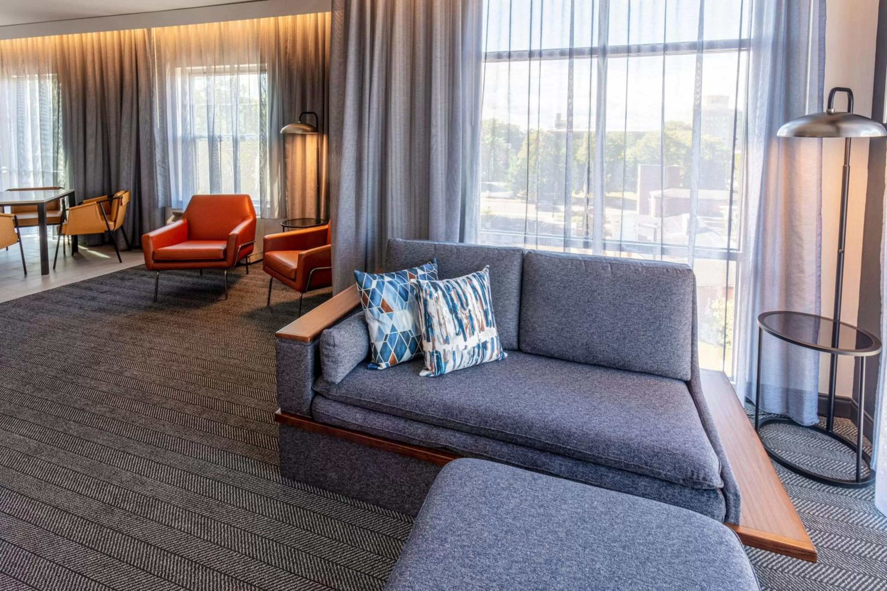 Living room in Courtyard Rochester Downtown