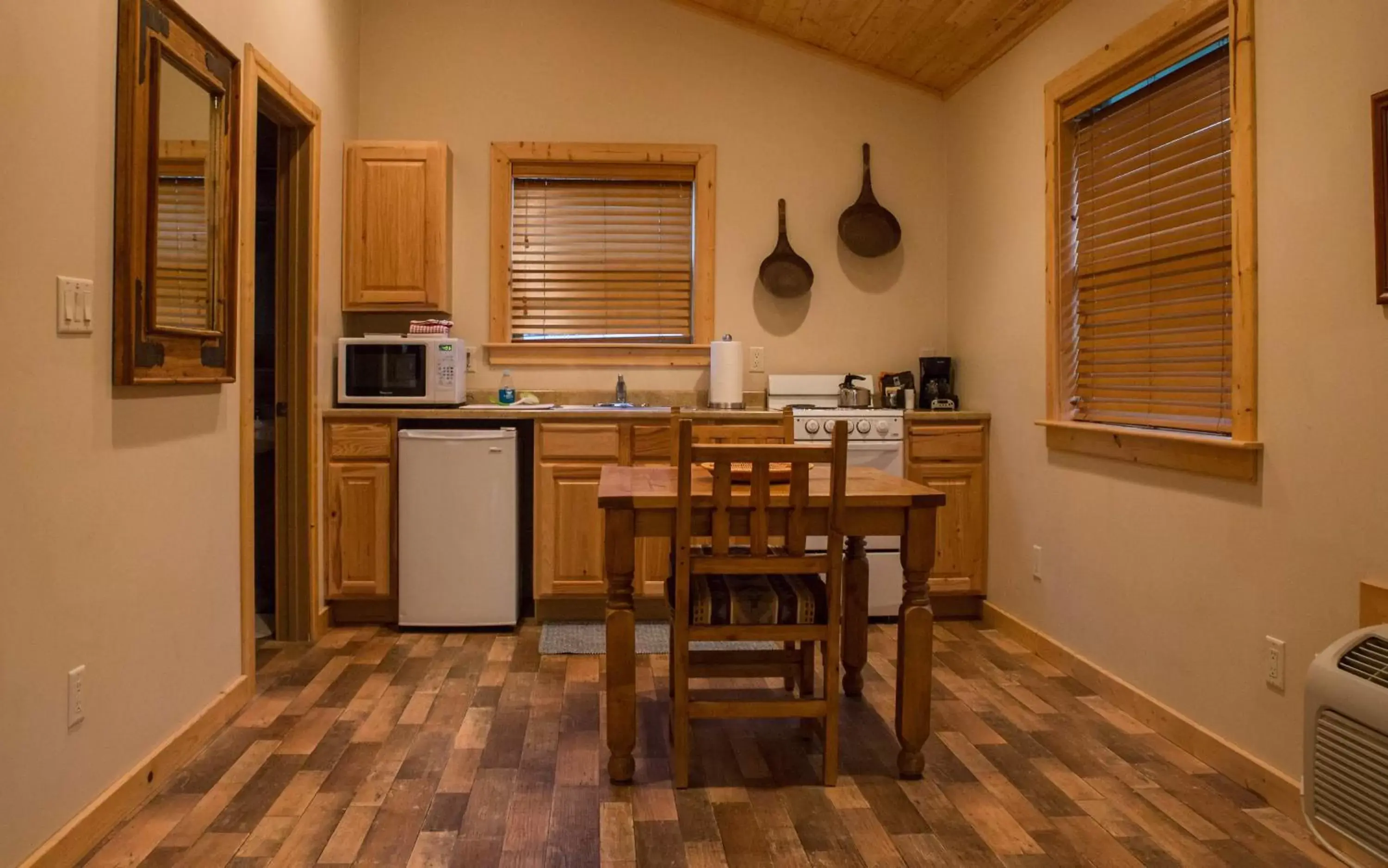 Coffee/tea facilities, Kitchen/Kitchenette in Castle Valley Inn