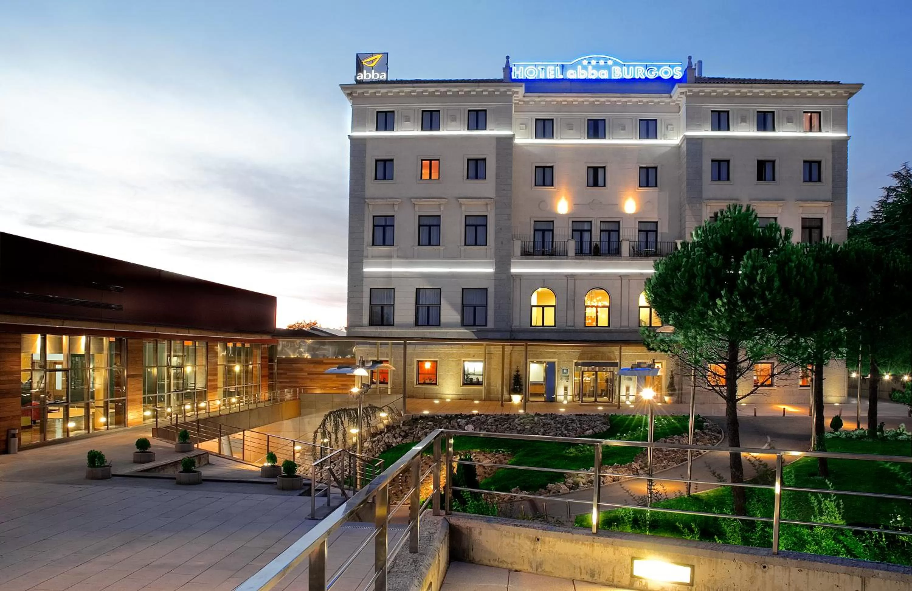 Facade/entrance in Abba Burgos