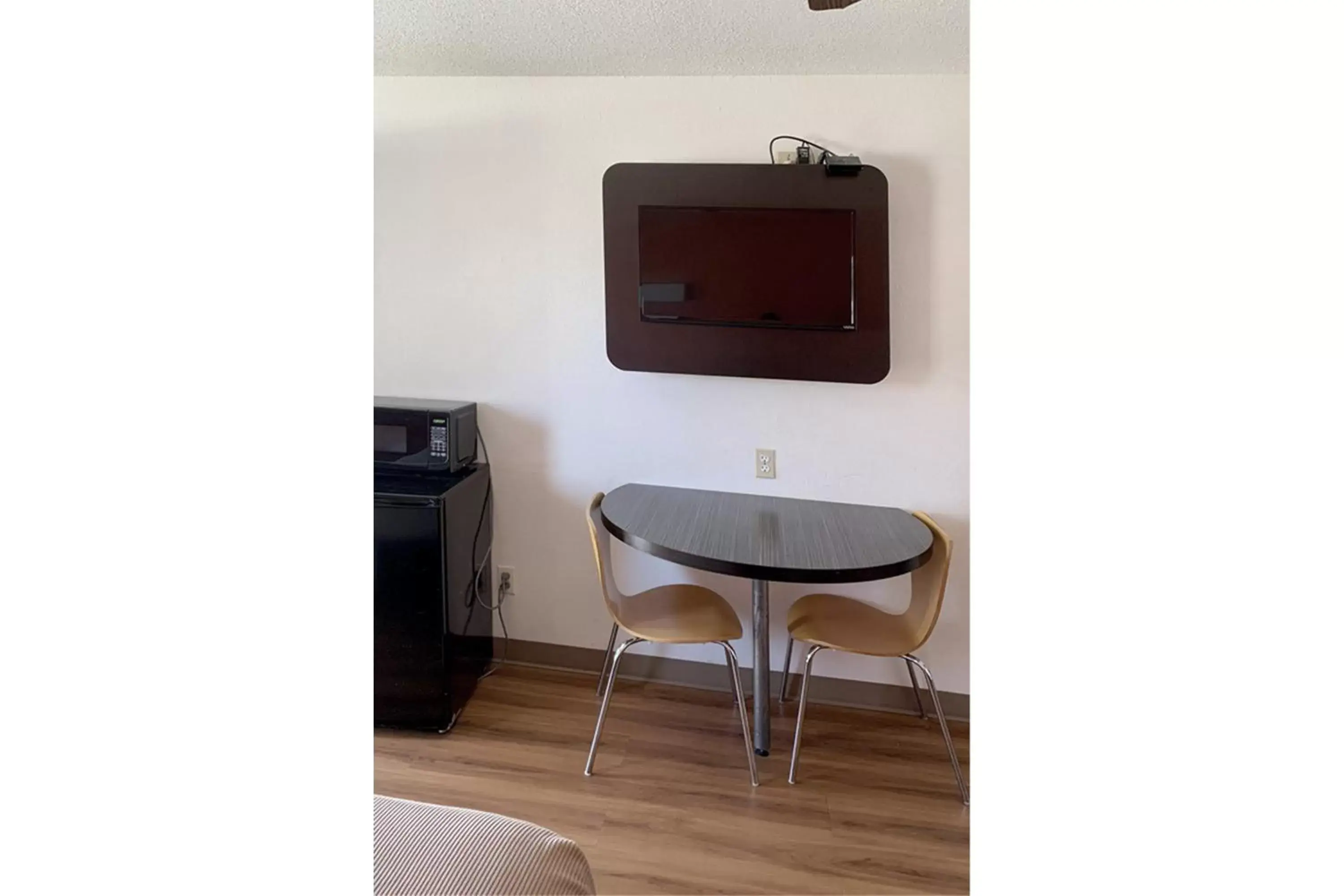 Dining area, TV/Entertainment Center in Motel 6 Cameron MO