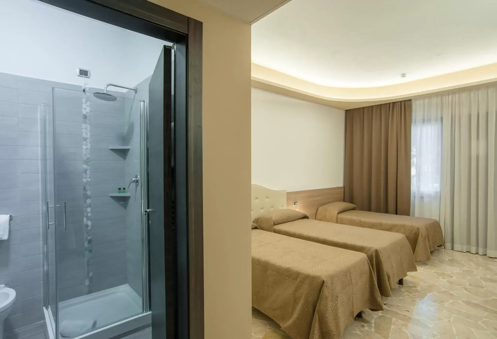 Bathroom, Bed in Hotel Boomerang Roma