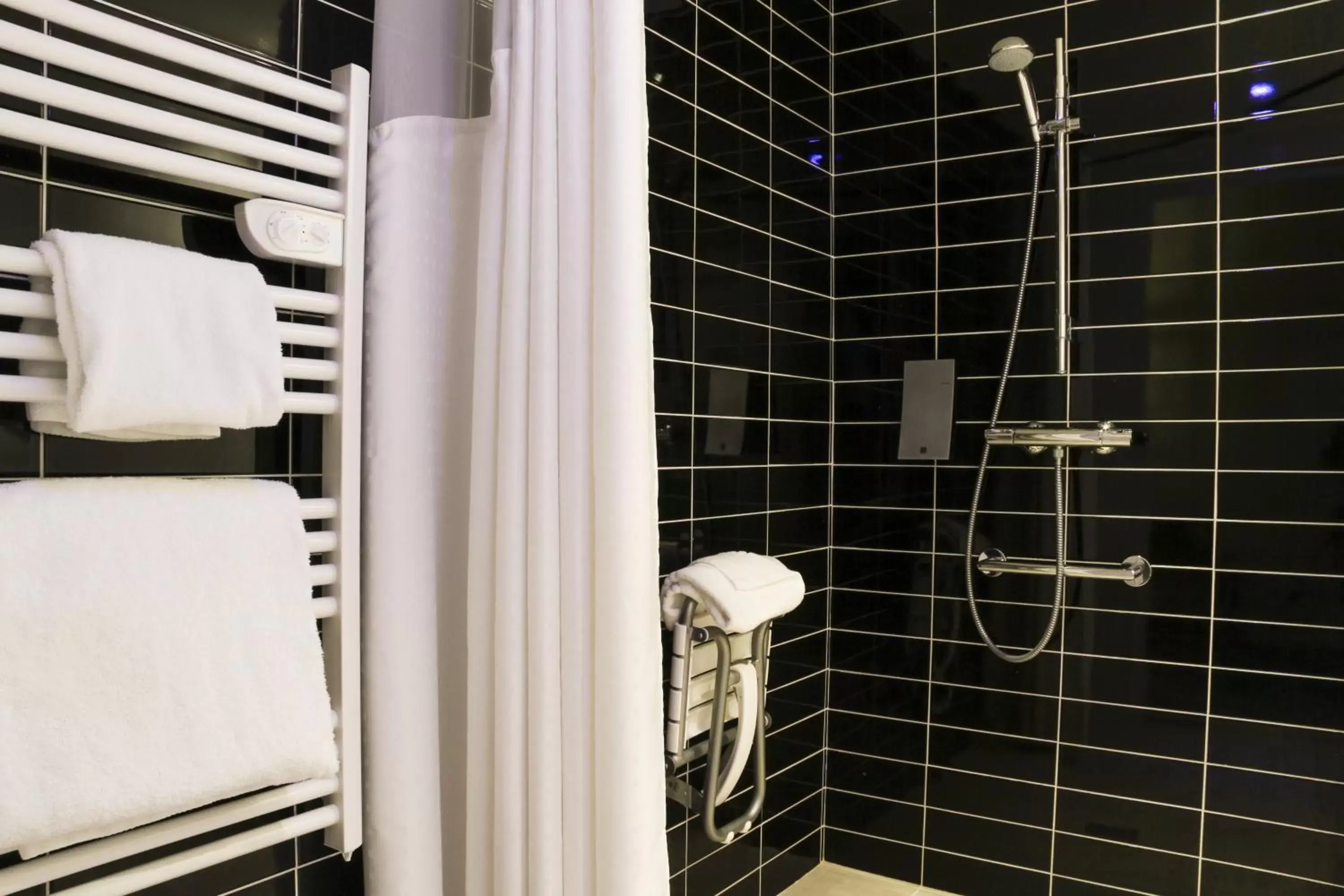 Bathroom in Holiday Inn Express Amiens, an IHG Hotel