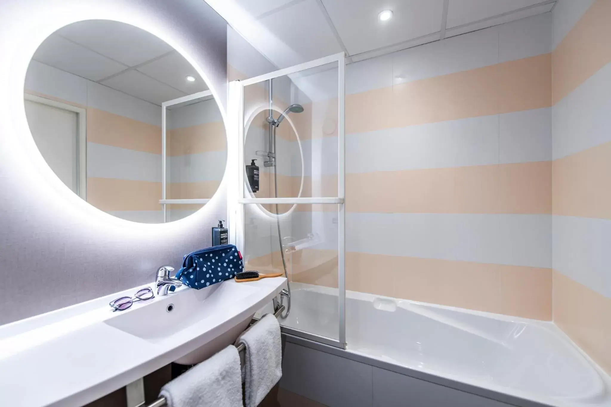 Bathroom in ibis Styles Rennes Cesson