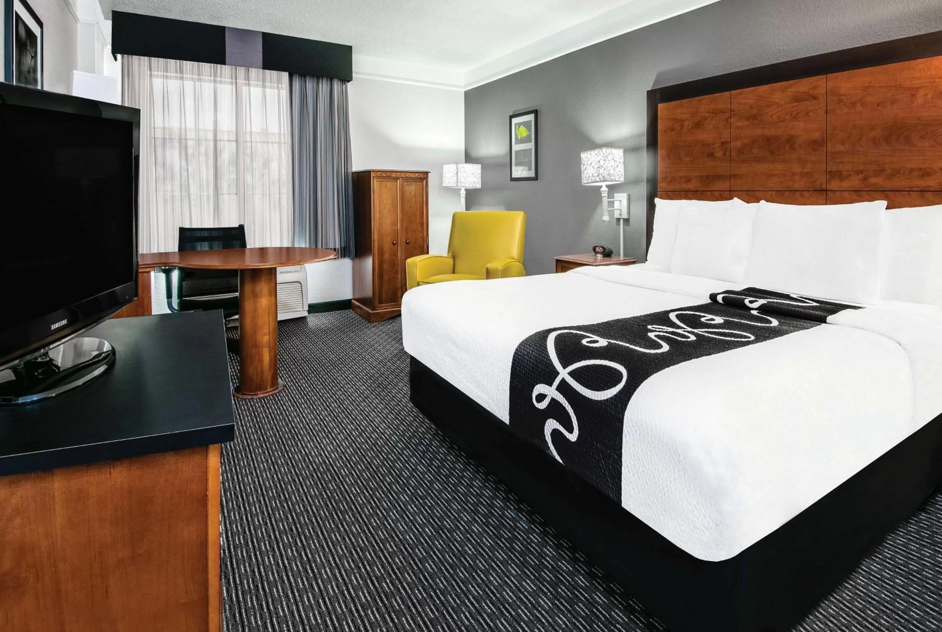 Photo of the whole room, Bed in La Quinta Inn & Suites by Wyndham San Antonio Riverwalk
