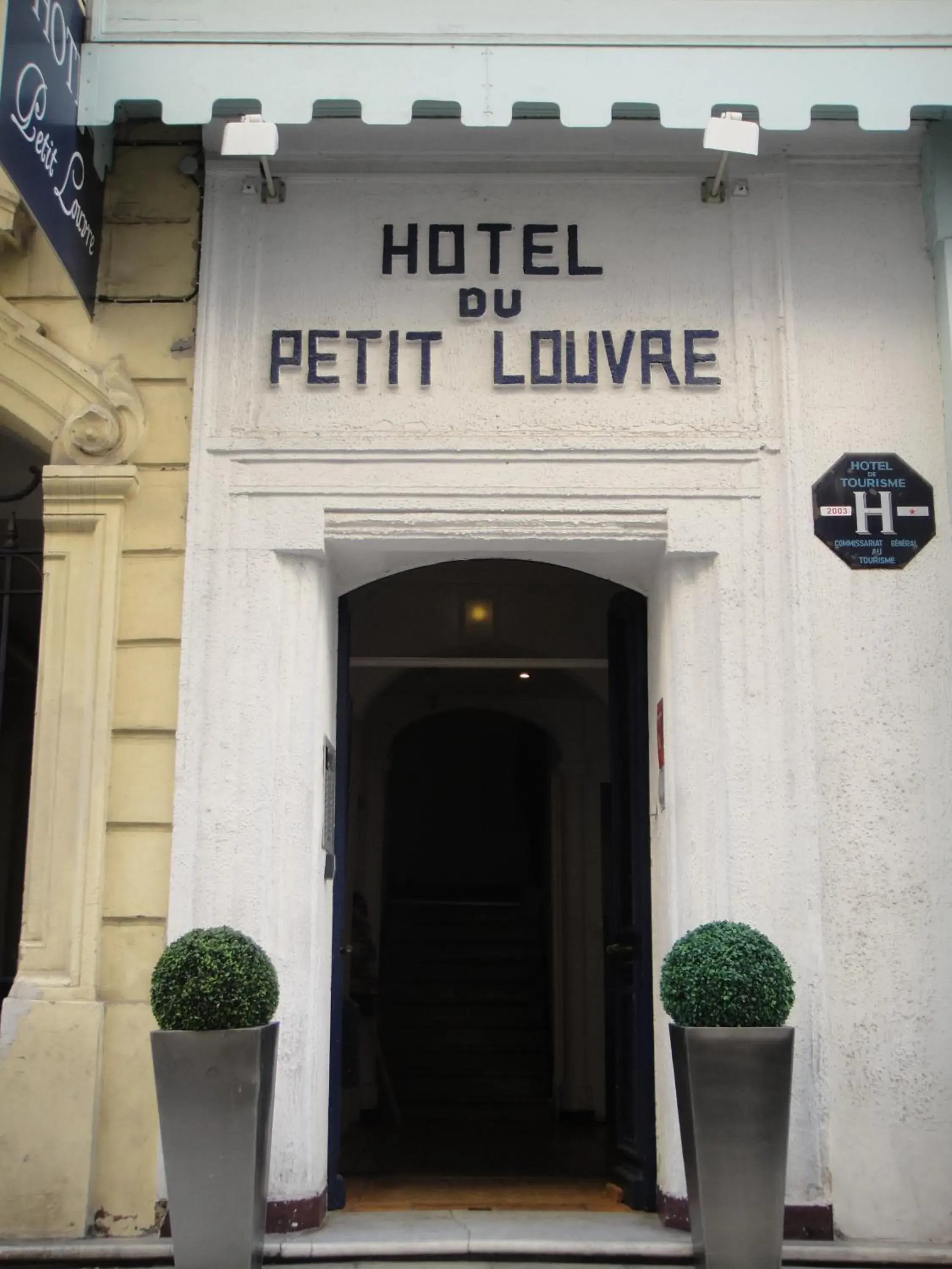 Facade/entrance in Hôtel du Petit Louvre