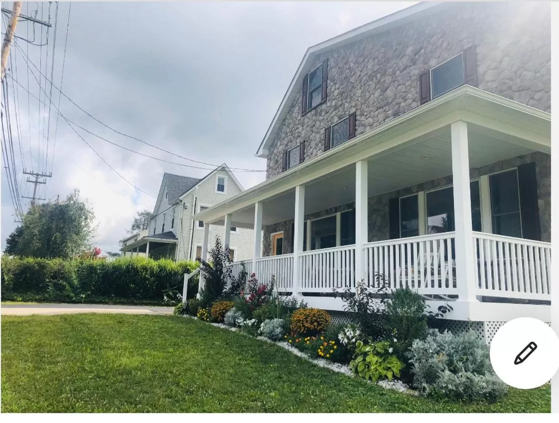 Property Building in Naomi’s Bed & Breakfast