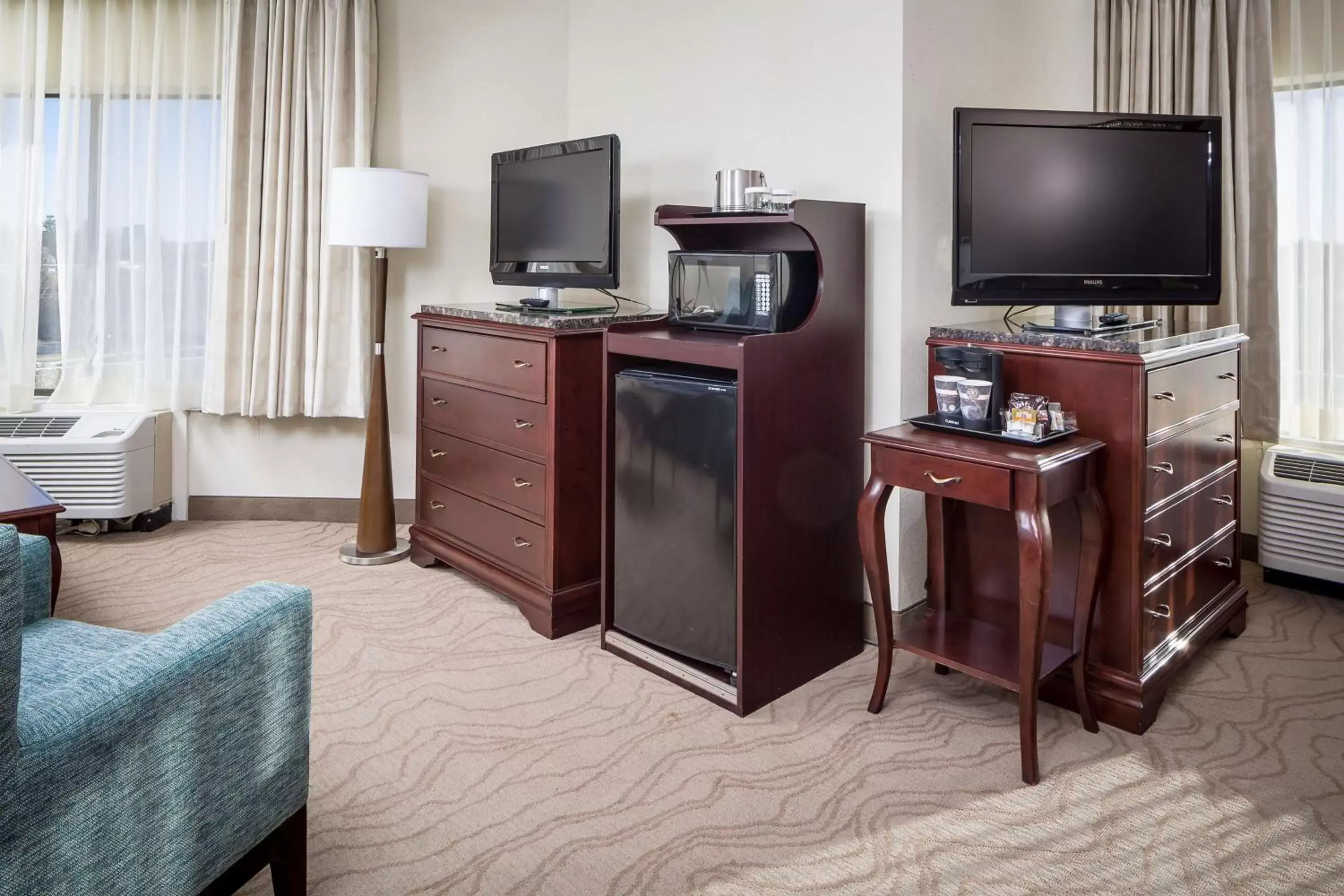 Living room, TV/Entertainment Center in DoubleTree by Hilton Boston-Milford