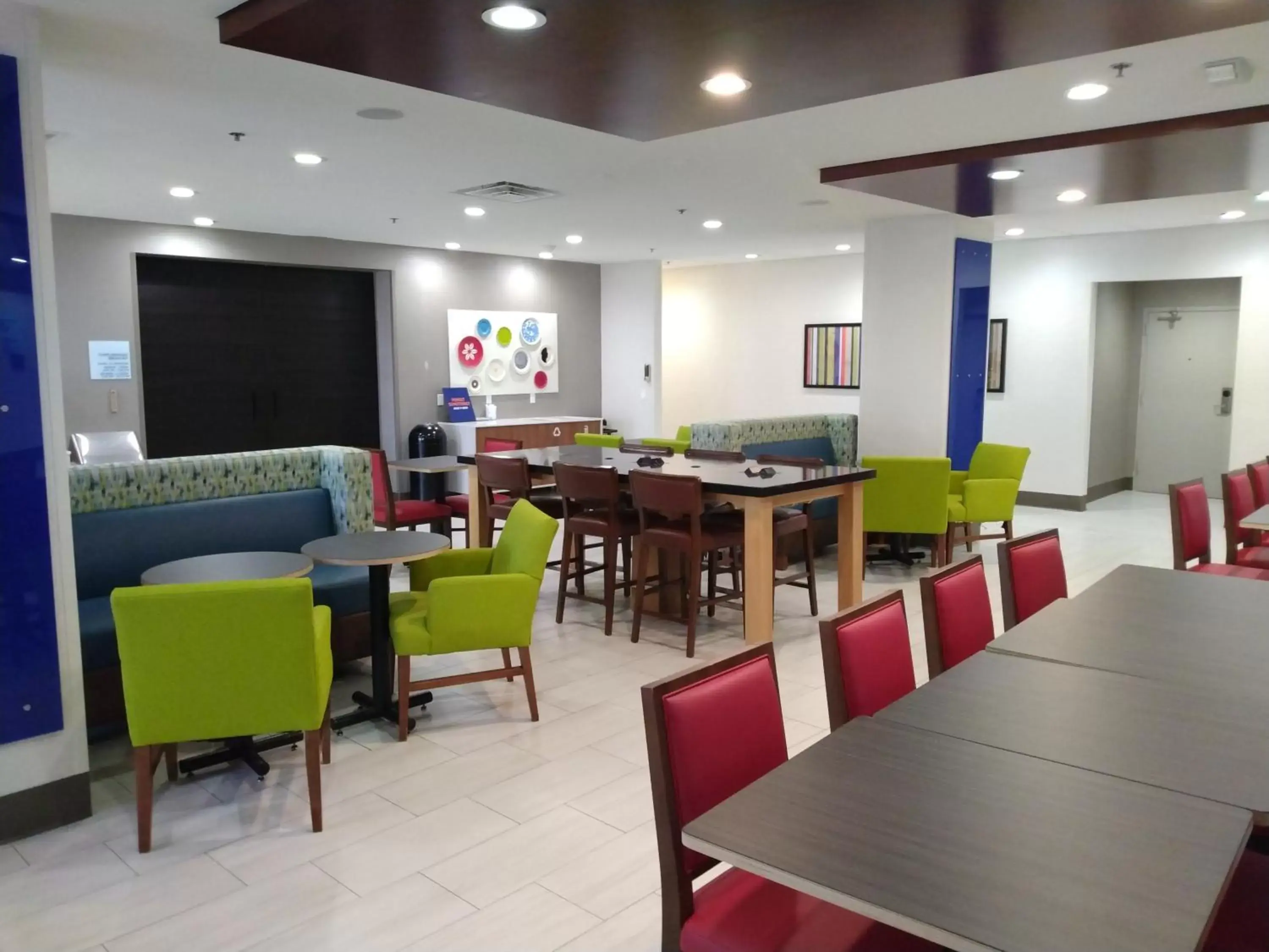 Communal lounge/ TV room, Restaurant/Places to Eat in Holiday Inn Express Hotel & Suites Albuquerque Midtown, an IHG Hotel